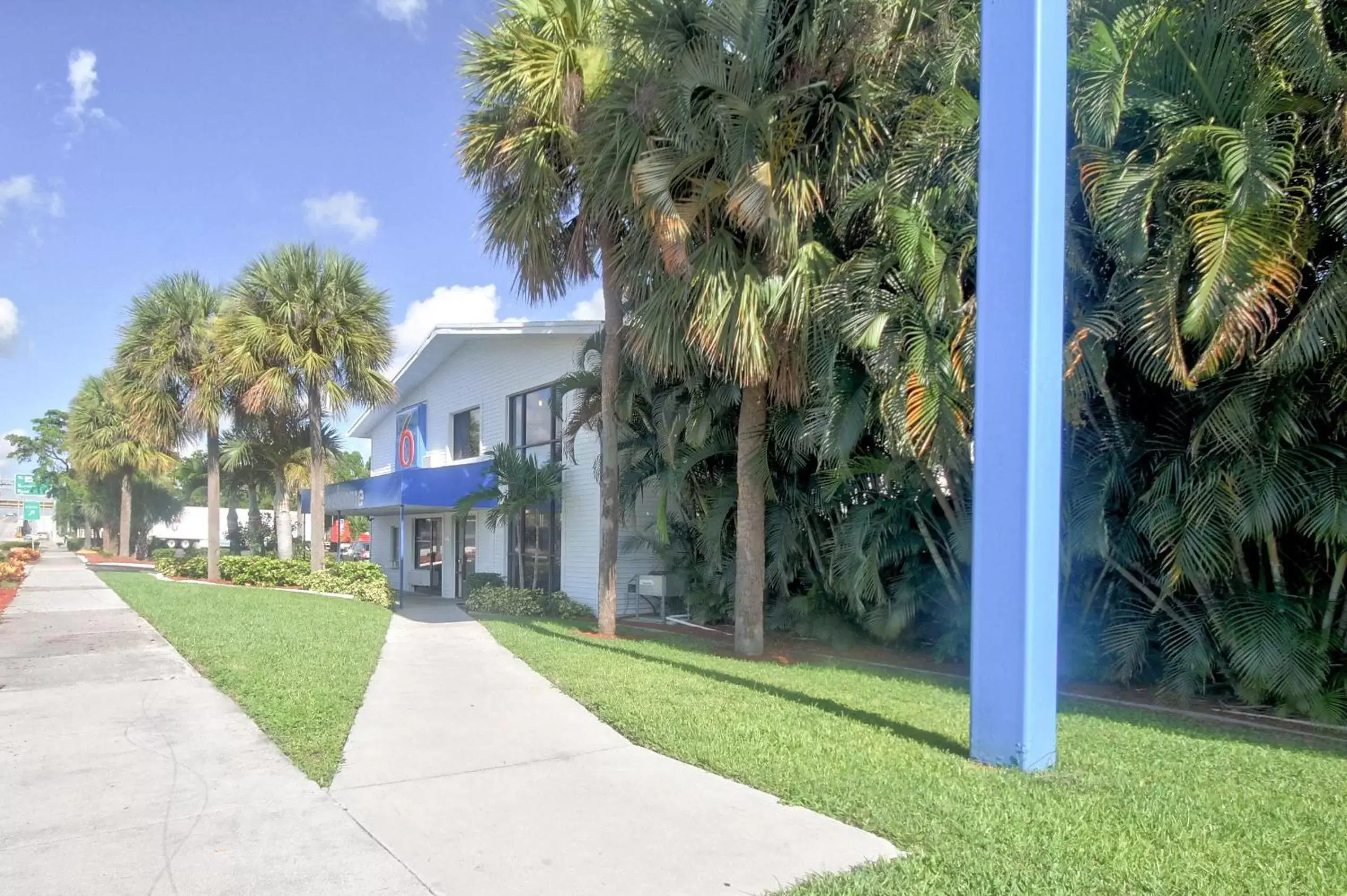 Facade/entrance, Garden in Motel 6-Fort Lauderdale, FL