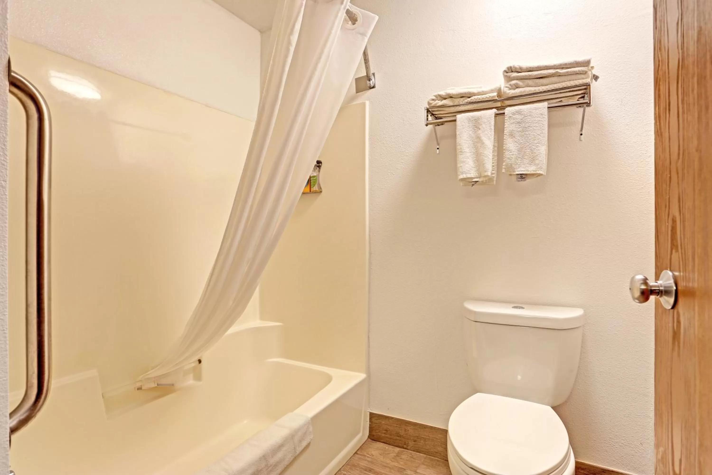 Bathroom in Quality Inn Pierre-Fort Pierre