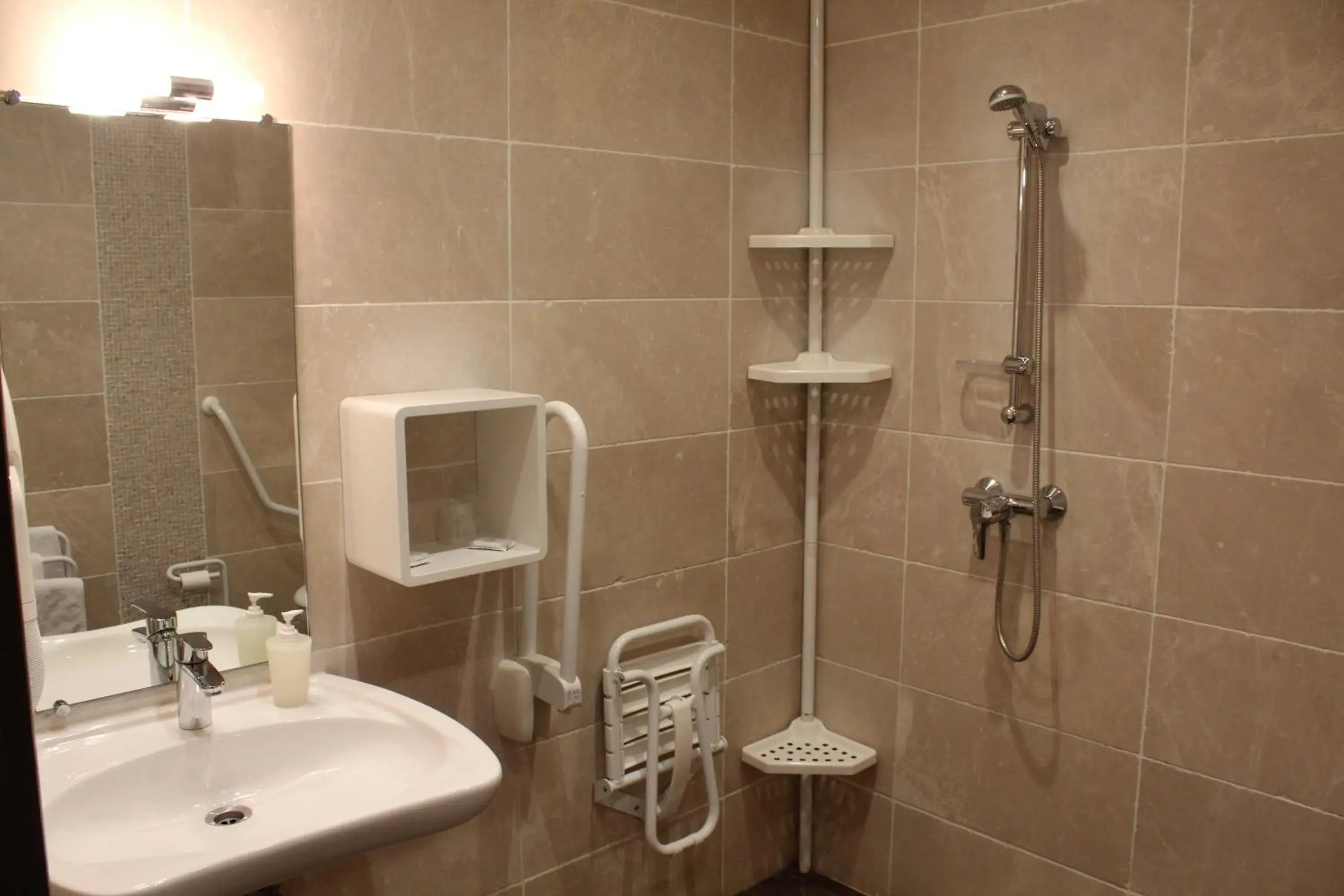 Shower, Bathroom in Hotel du Dragon