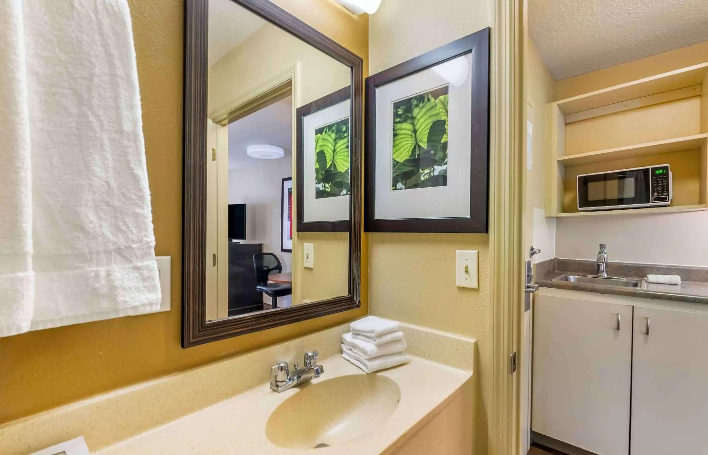 Bathroom in Extended Stay America Suites - Chesapeake - Churchland Blvd