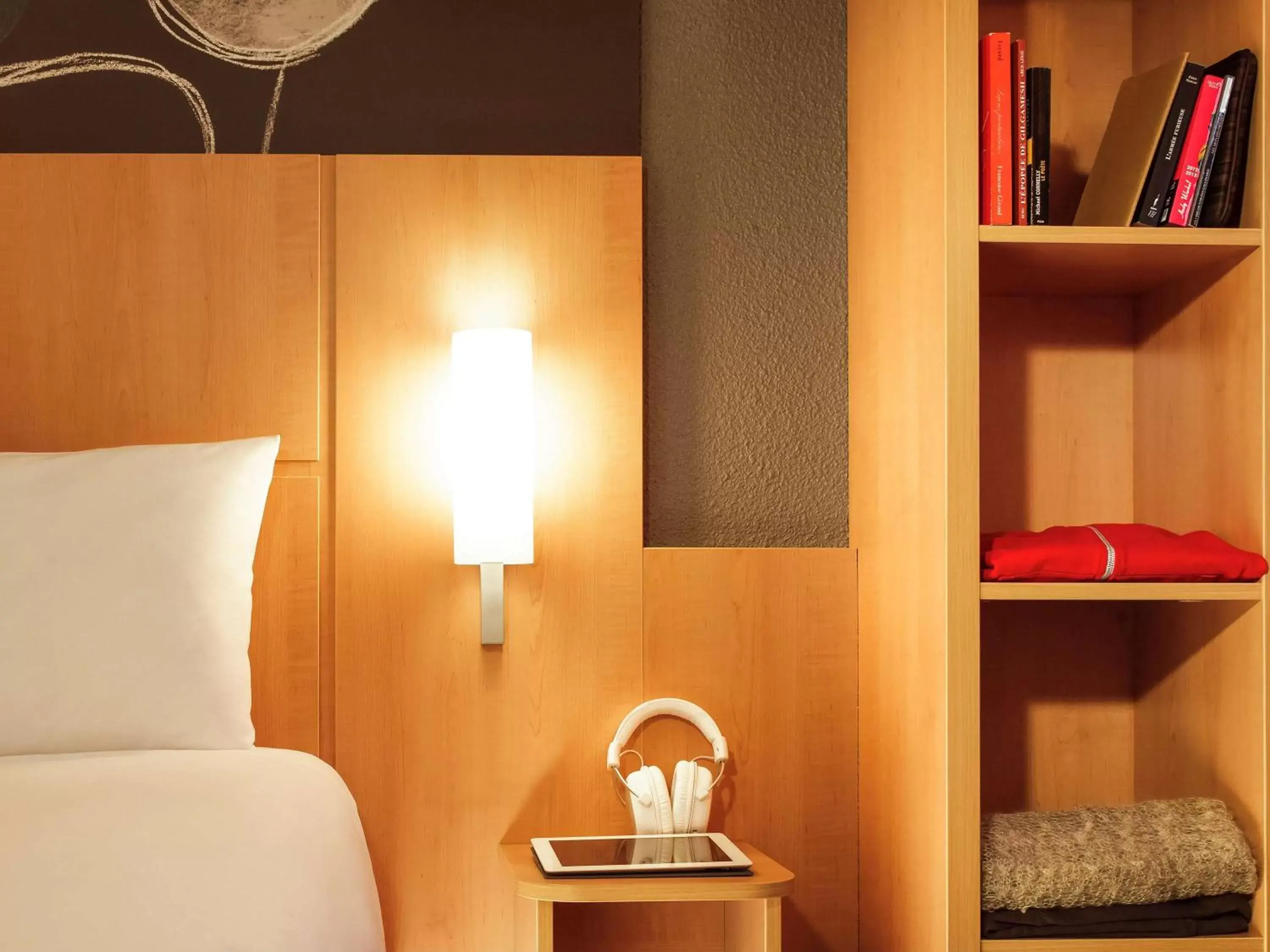 Photo of the whole room, Bed in ibis Soissons Photo of the whole room, Bed in ibis Soissons