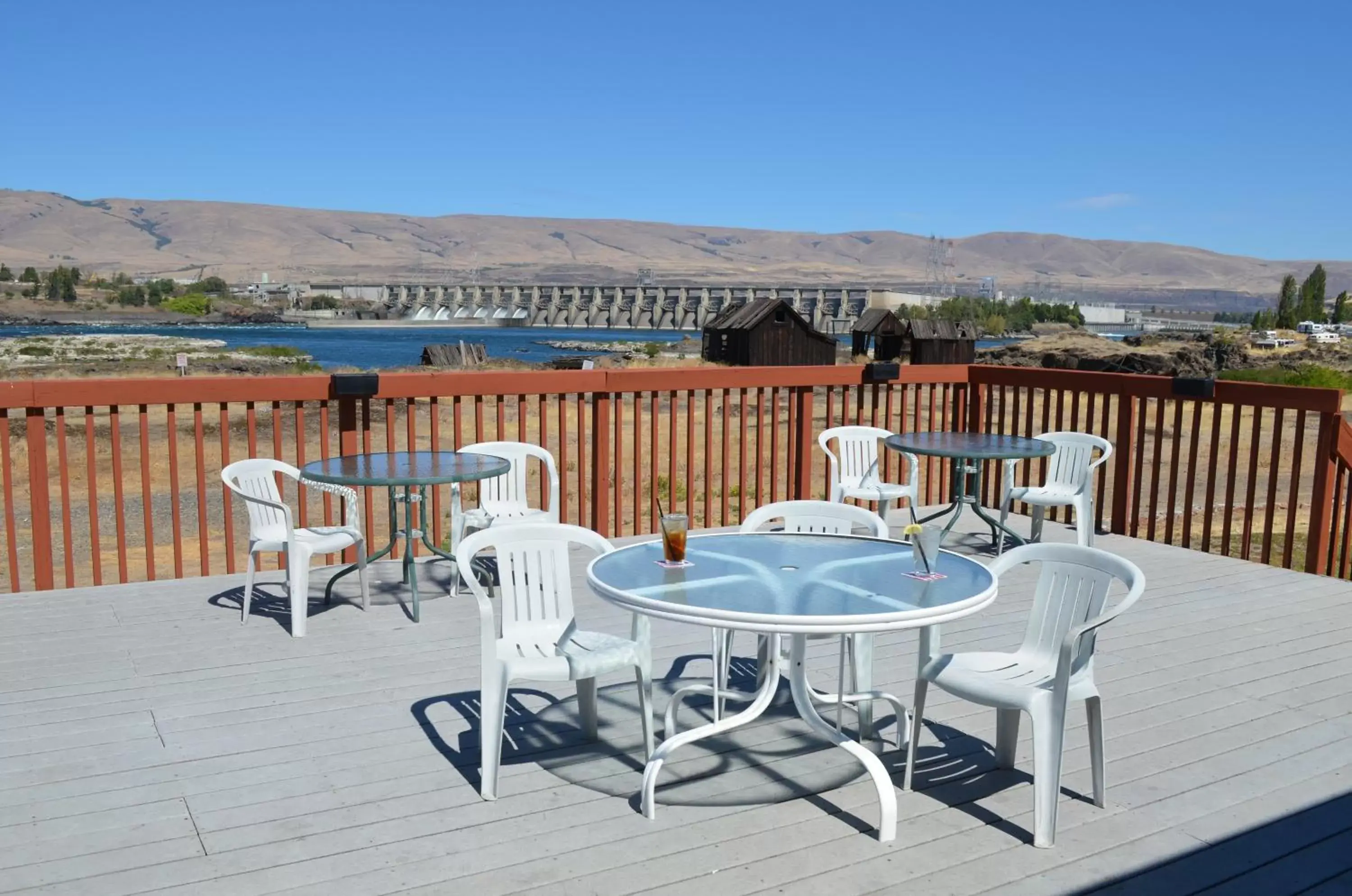 Restaurant/places to eat, Balcony/Terrace in Shilo Inns Suites The Dalles