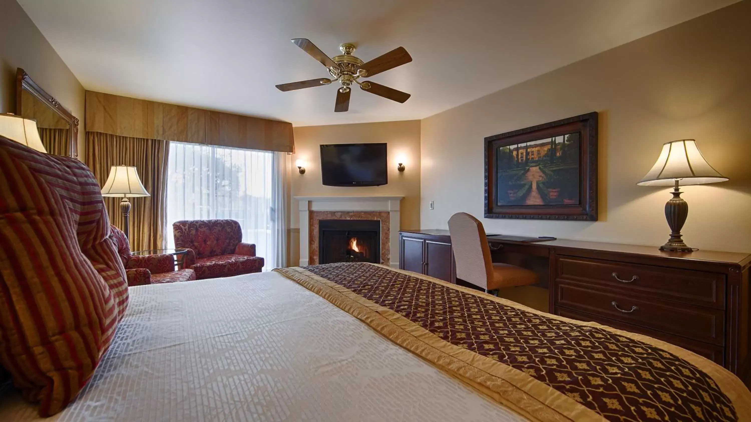 Seating area, Bed in Victorian Inn