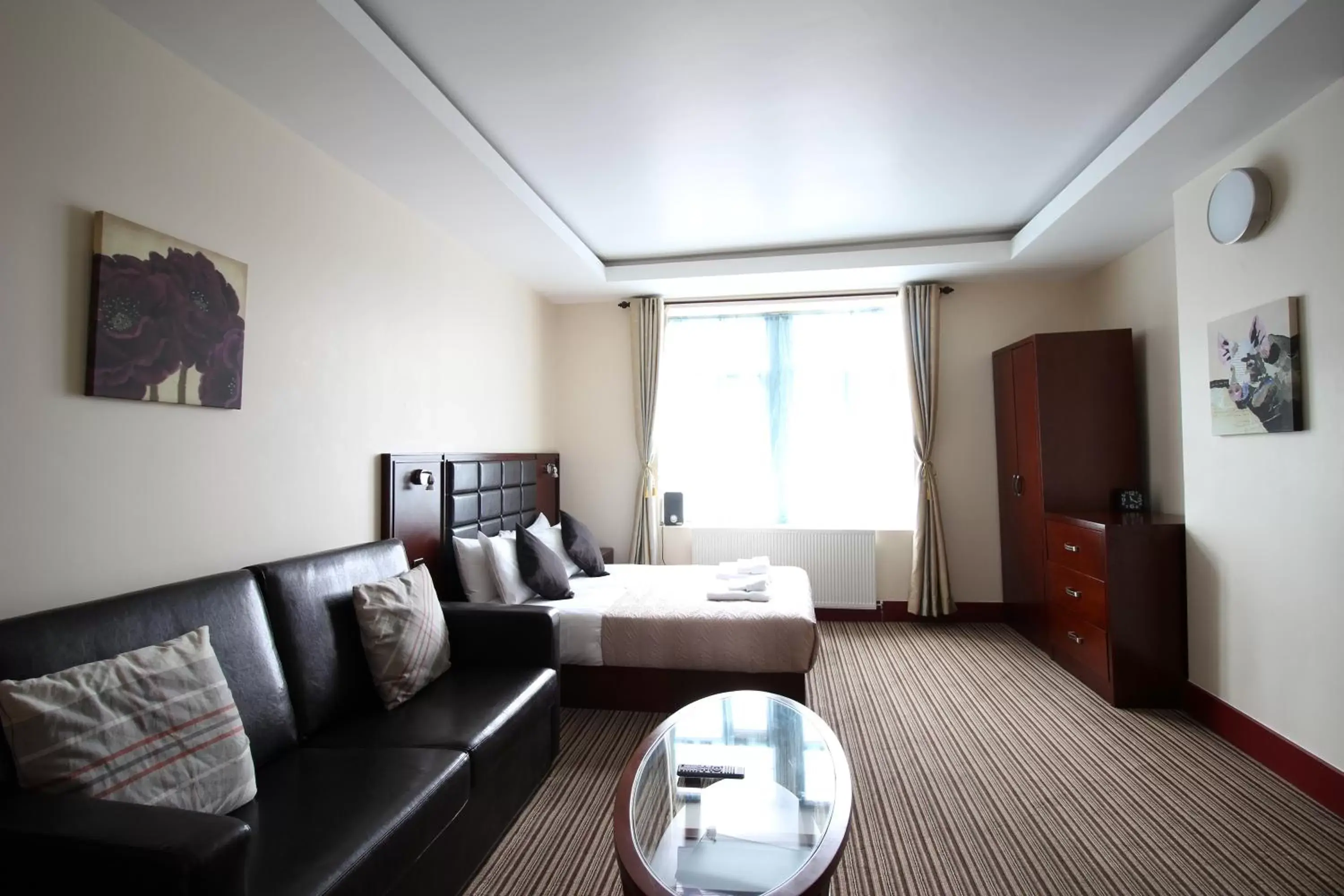 Bed, Seating Area in William's Hillsborough Apartments