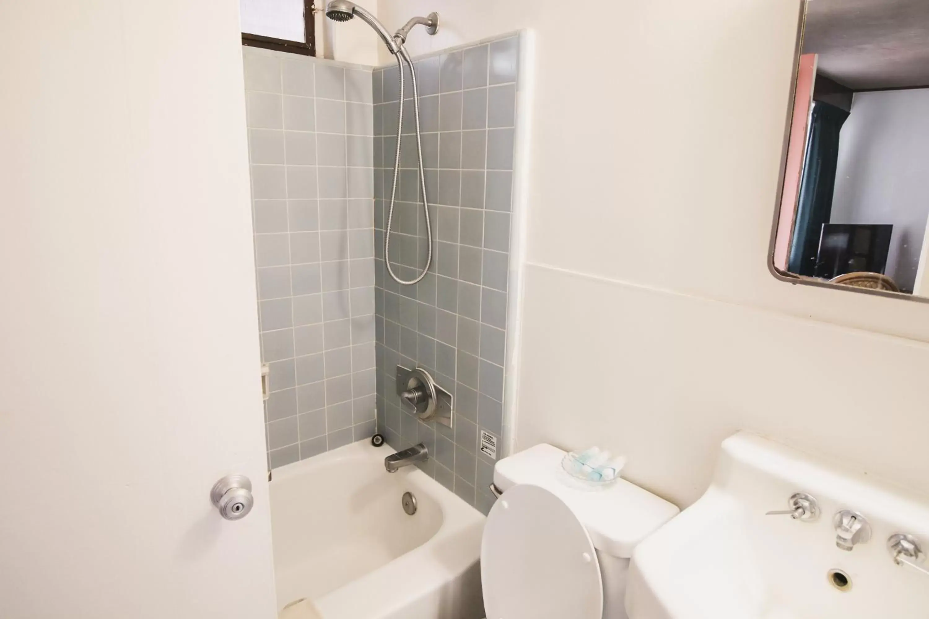 Bathroom in Royal Grove Waikiki Bathroom in Royal Grove Waikiki