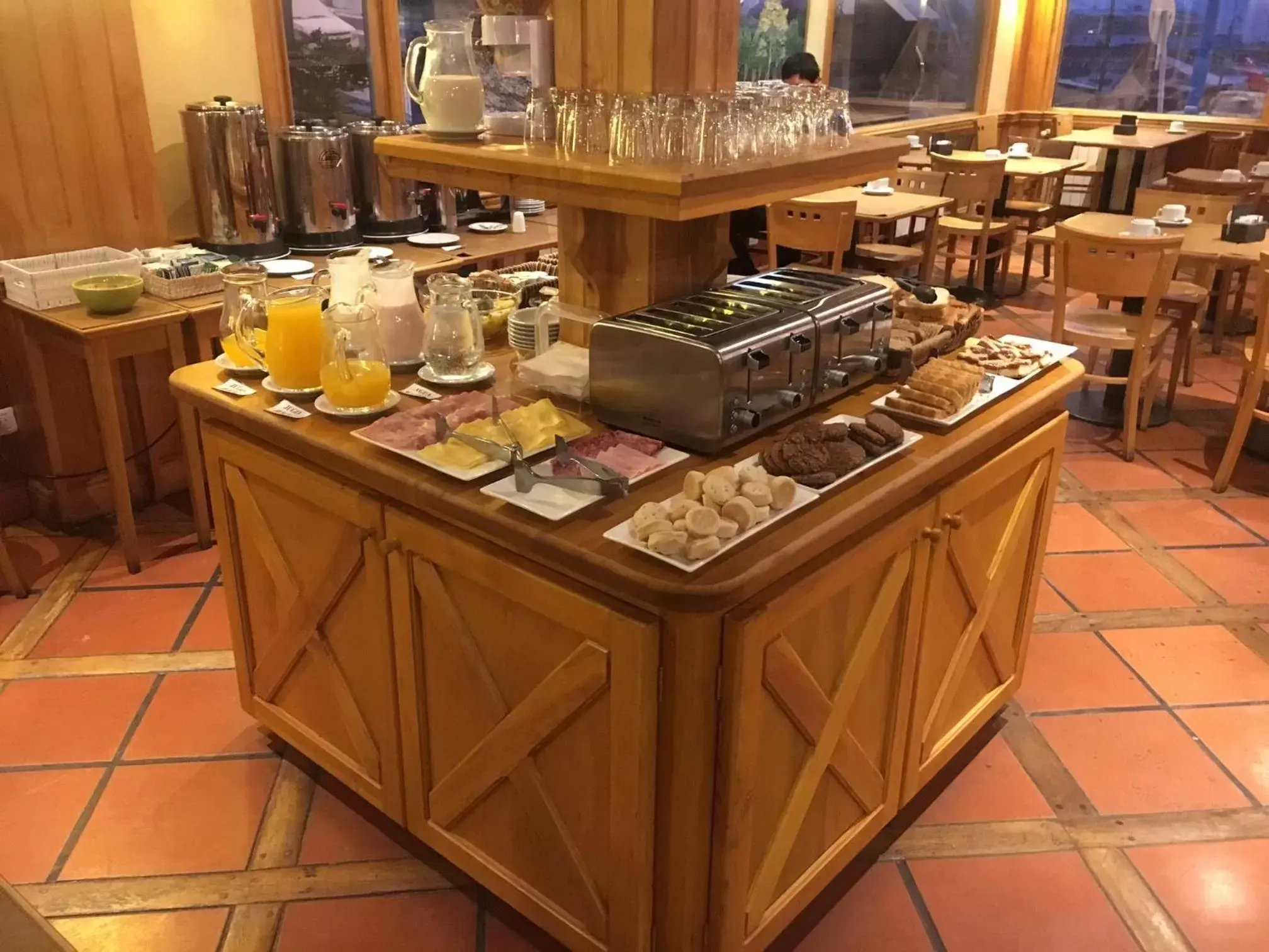 Buffet breakfast in Del Bosque Apart Hotel