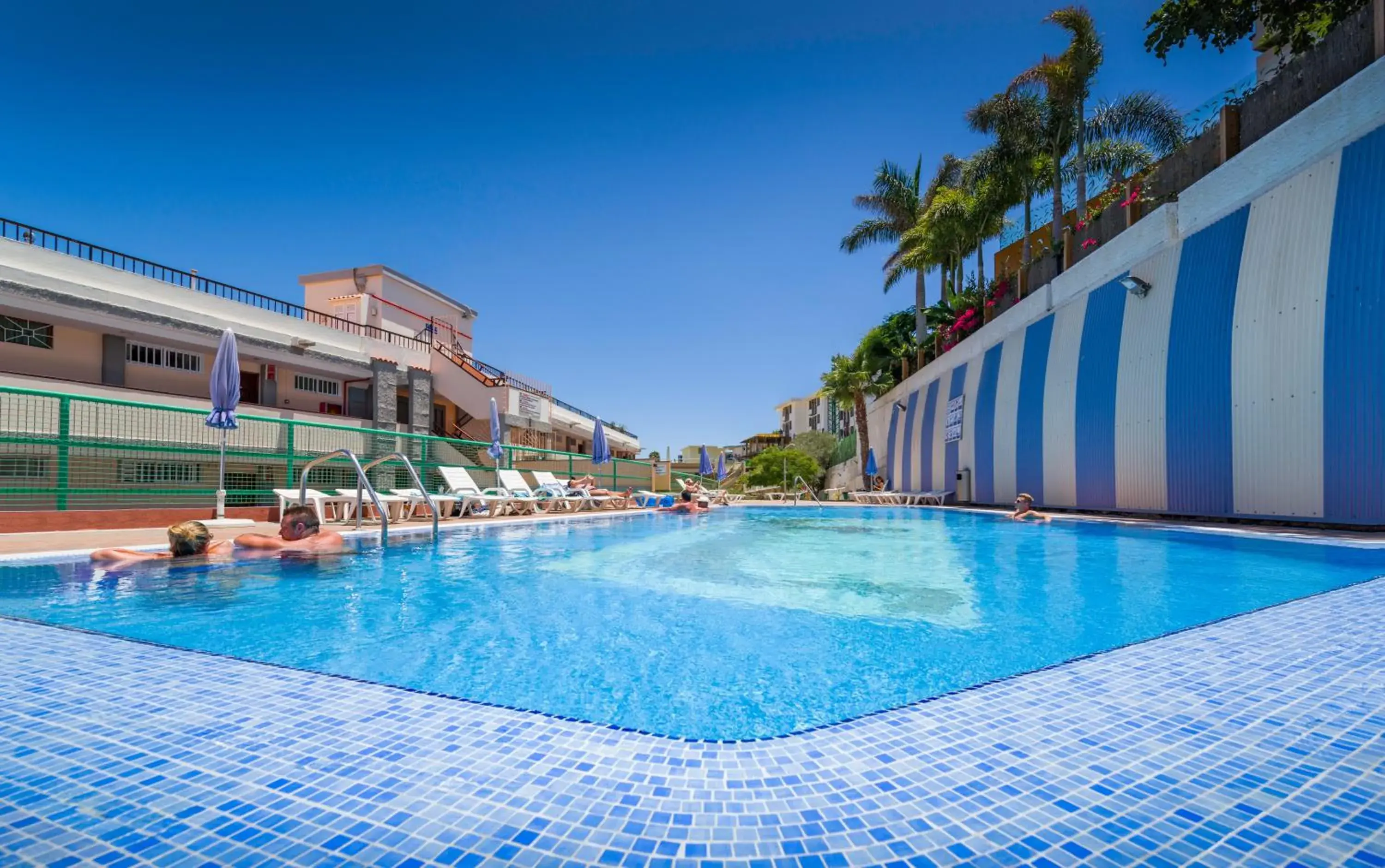 Swimming pool in Apartamentos las Góndolas Swimming pool in Apartamentos las Góndolas