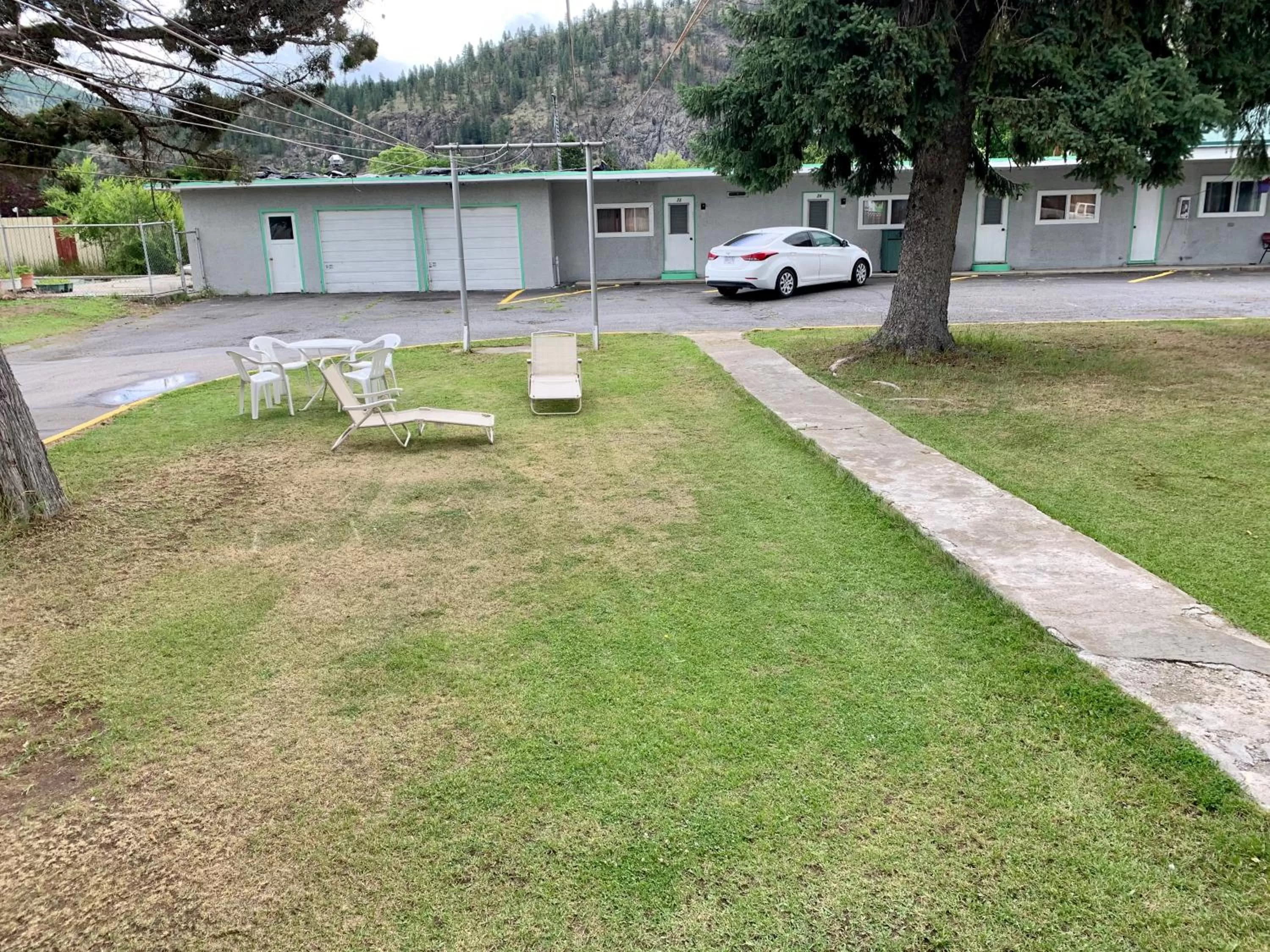 Garden in Night Inn Grand Forks