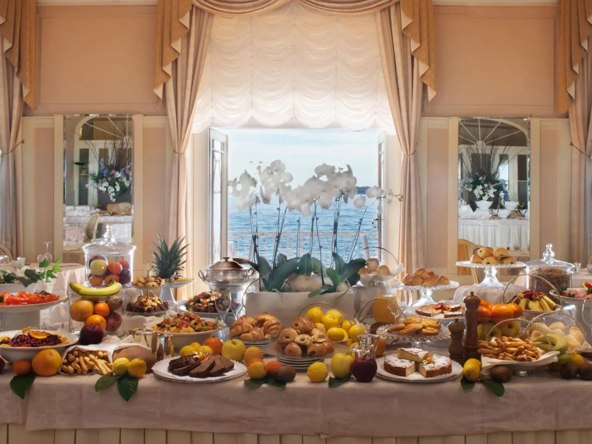 Food and drinks in Grand Hotel Gardone Food and drinks in Grand Hotel Gardone