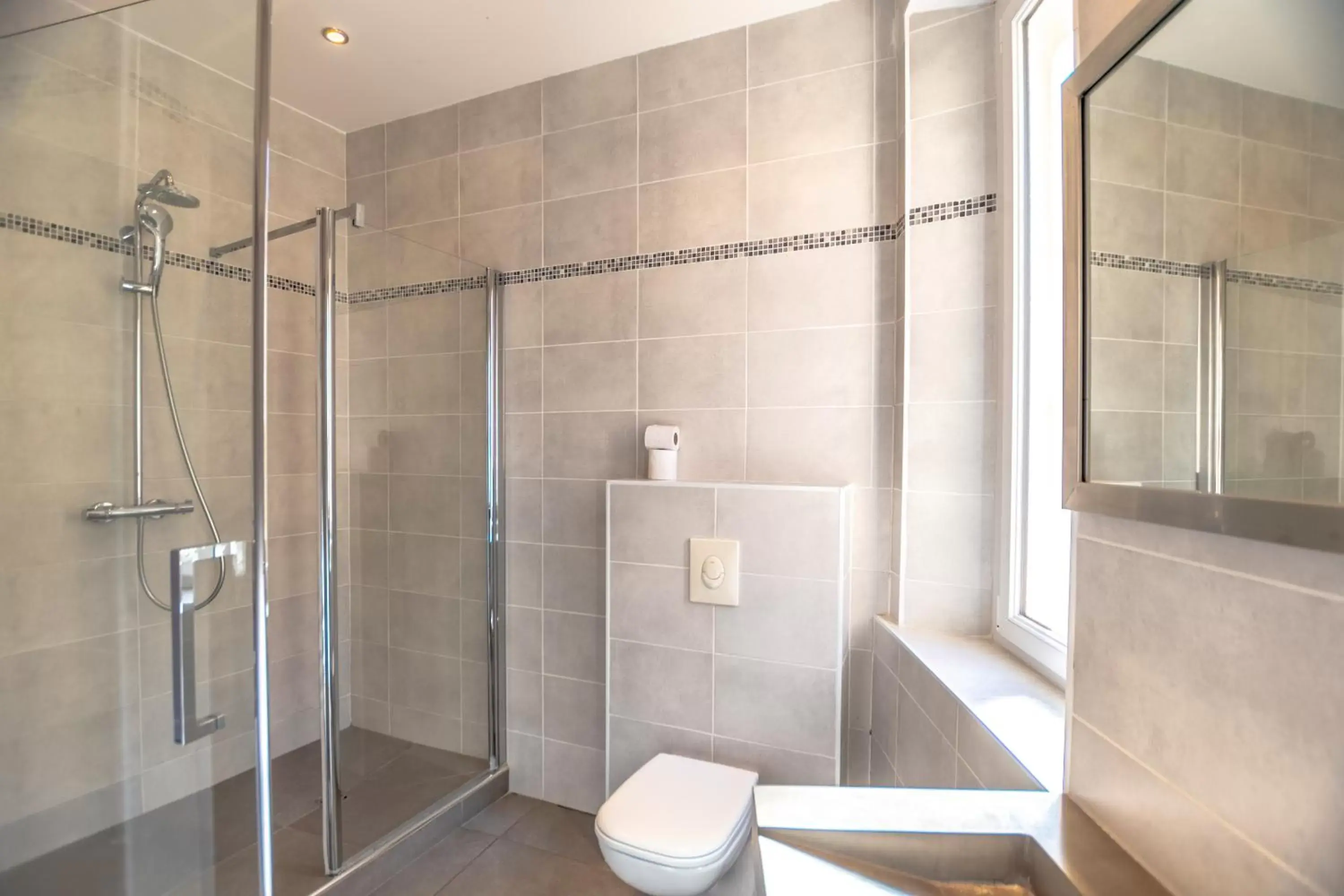 Shower, Bathroom in Hotel Les Palmiers