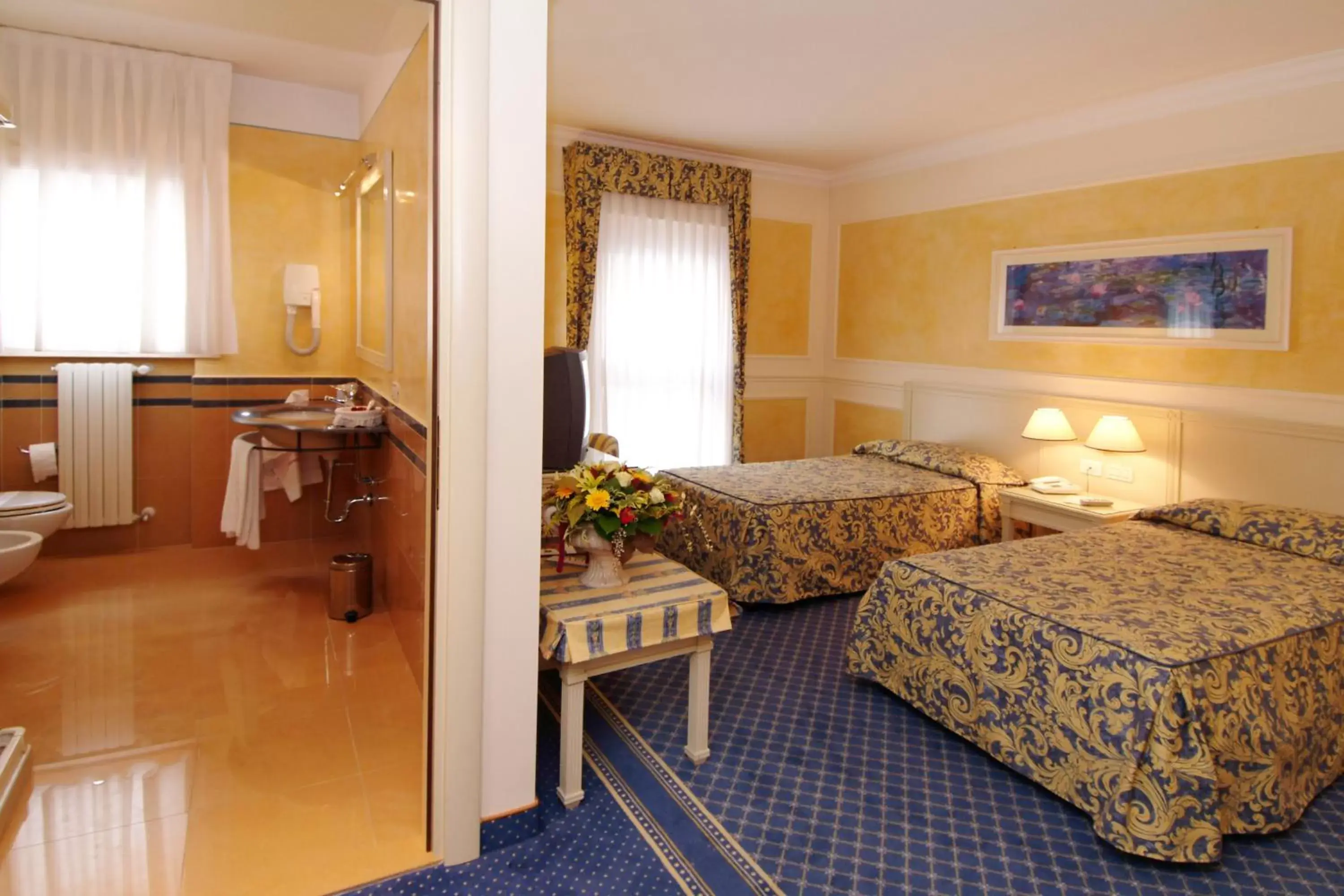 Photo of the whole room, Bed in Hotel Continental Brescia