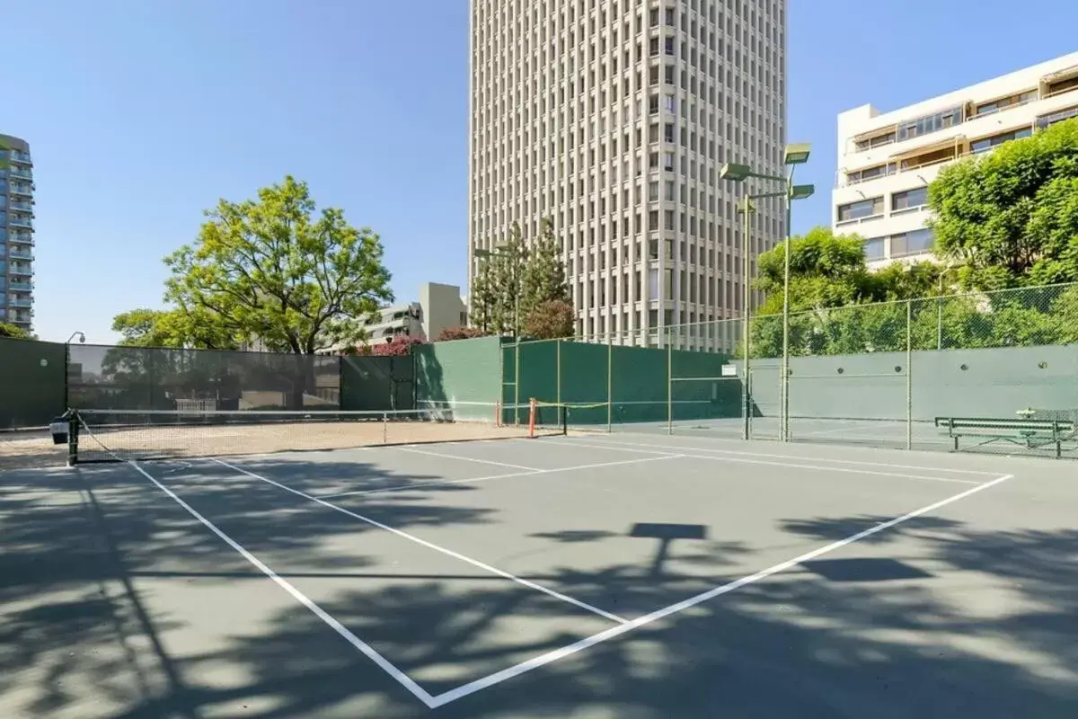 Tennis court, Tennis/Squash in Amazing DTLA View 1bd Full Kitchen Free Private Parking.