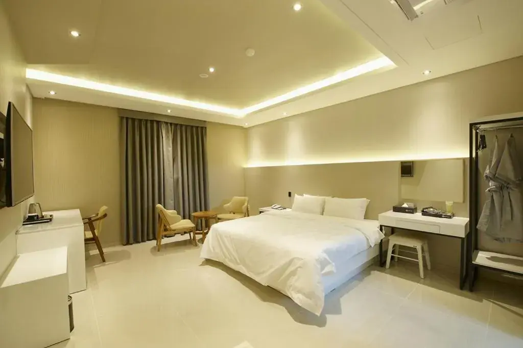 Bedroom, Bed in Hotel B