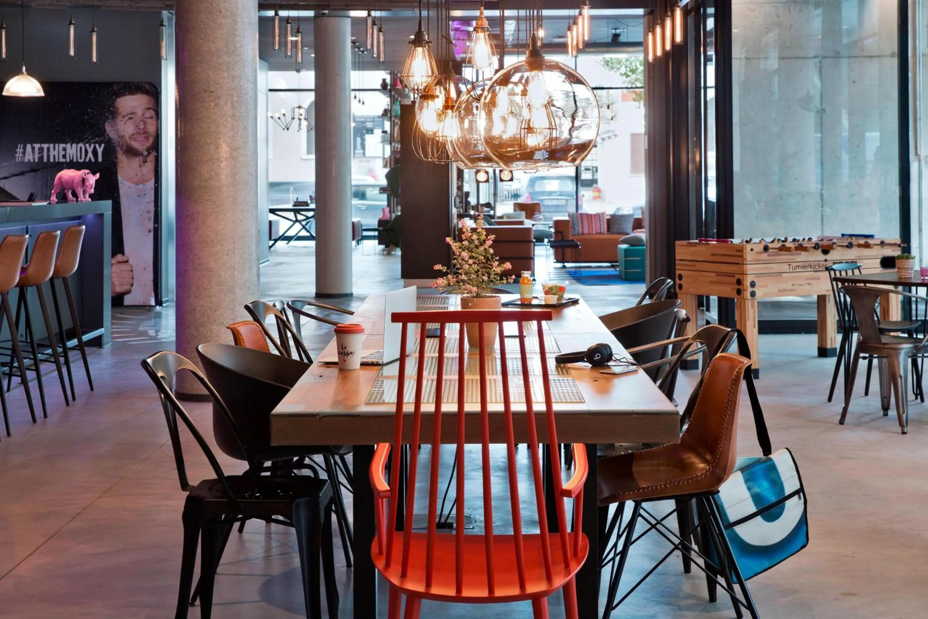 Lounge or bar in MOXY Frankfurt East