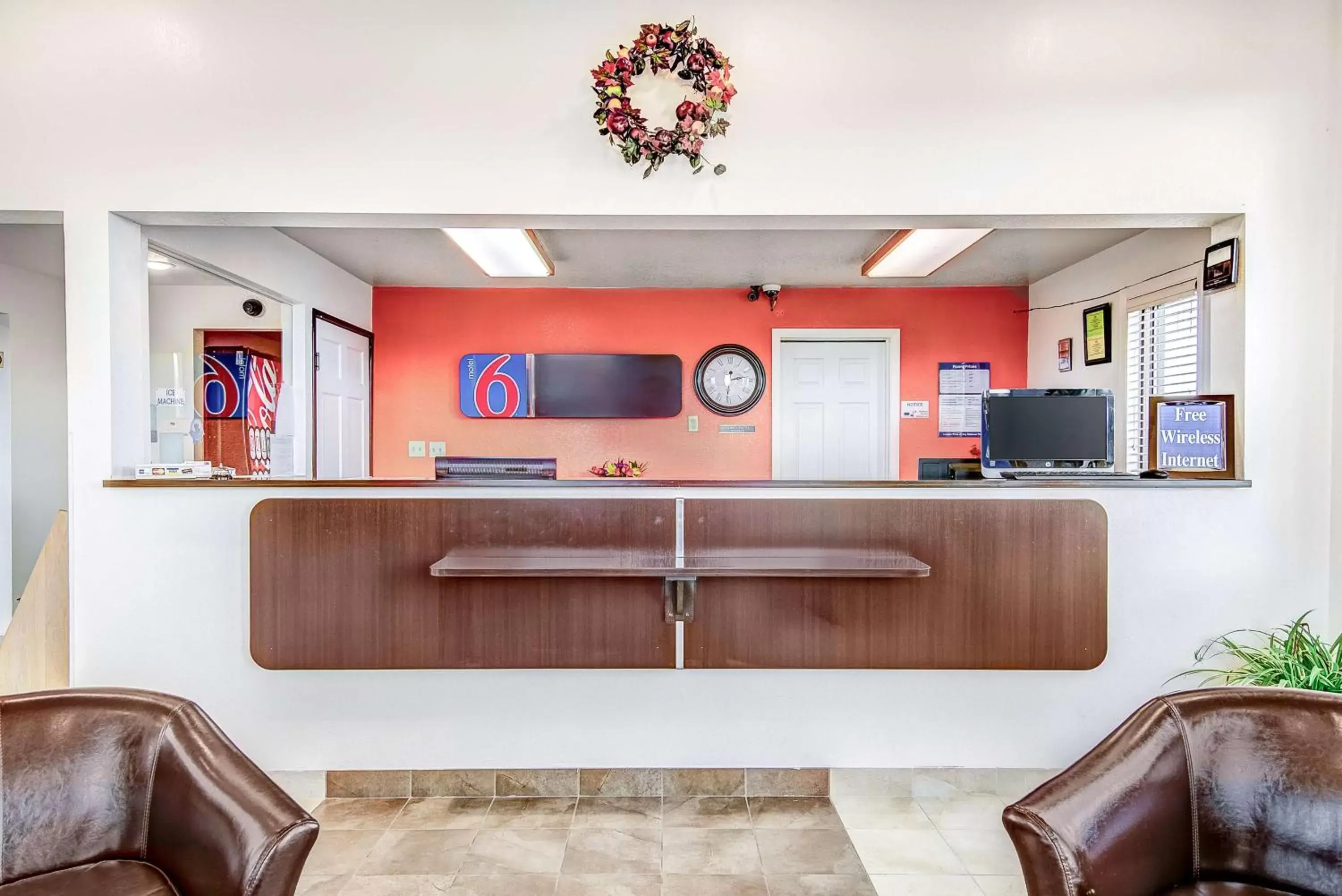 Lobby or reception, Lounge/Bar in Motel 6-Colby, KS