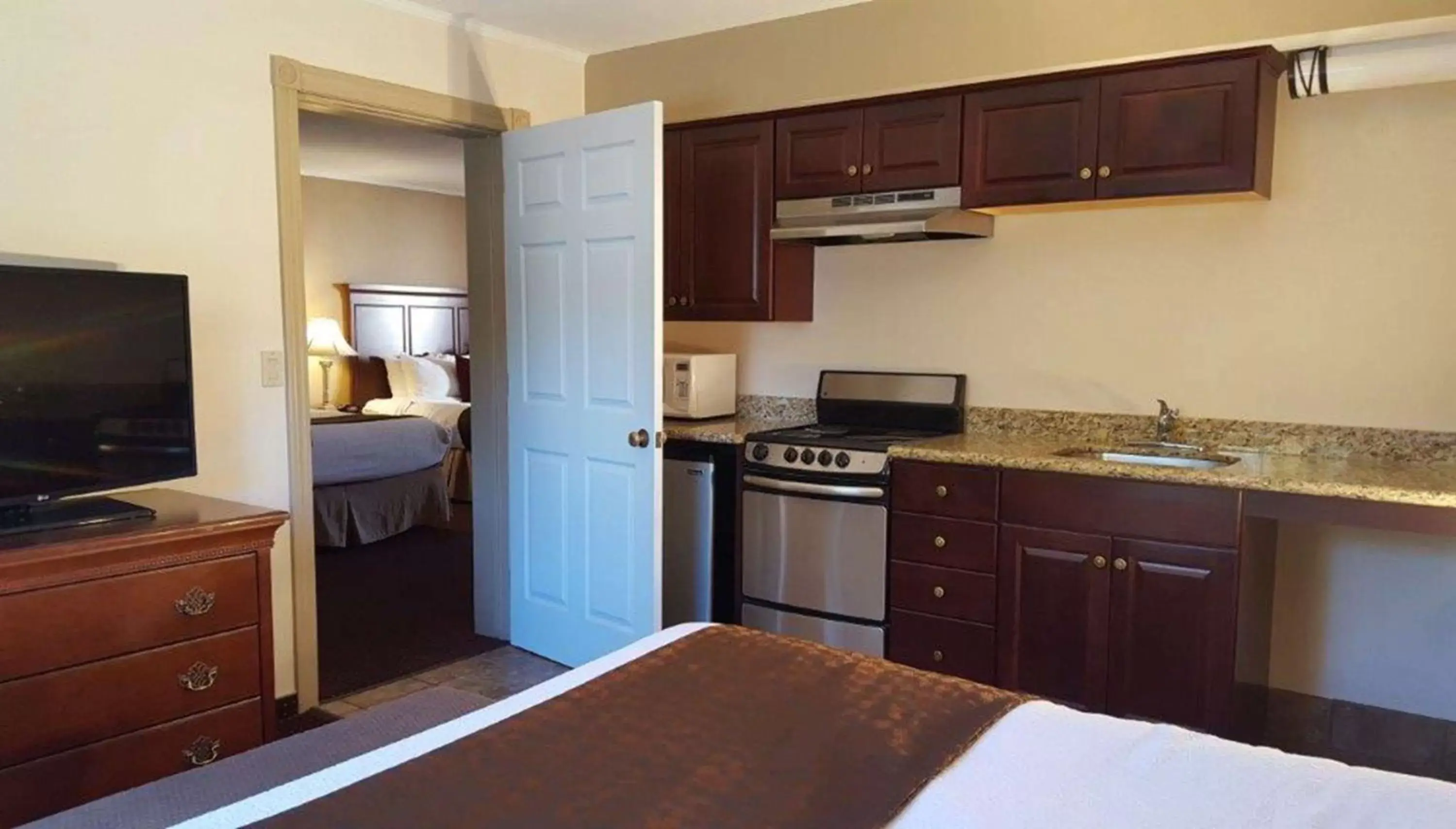 Photo of the whole room, Kitchen/Kitchenette in Best Western Plus Humboldt House Inn