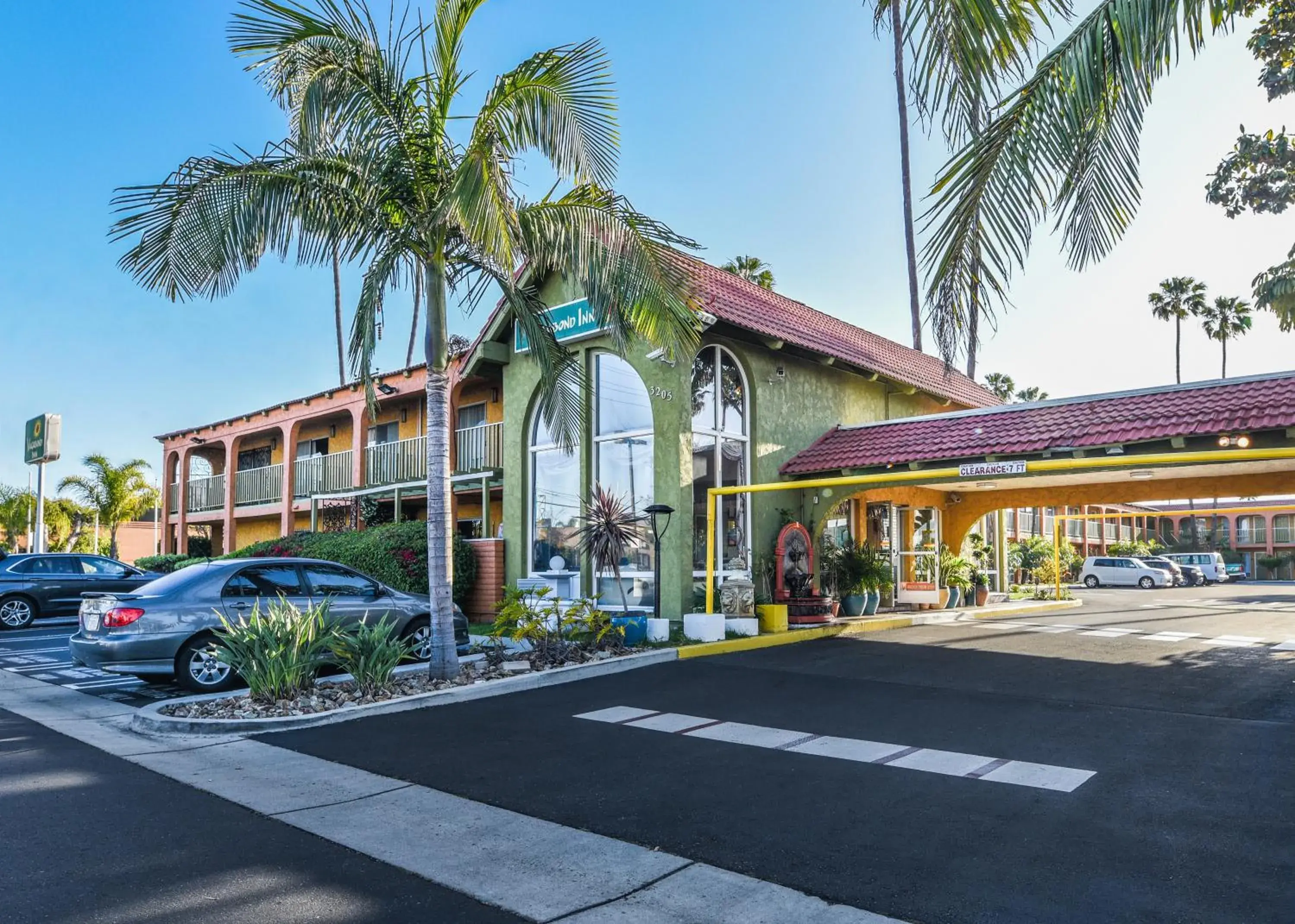 Facade/entrance, Property Building in Vagabond Inn Costa Mesa