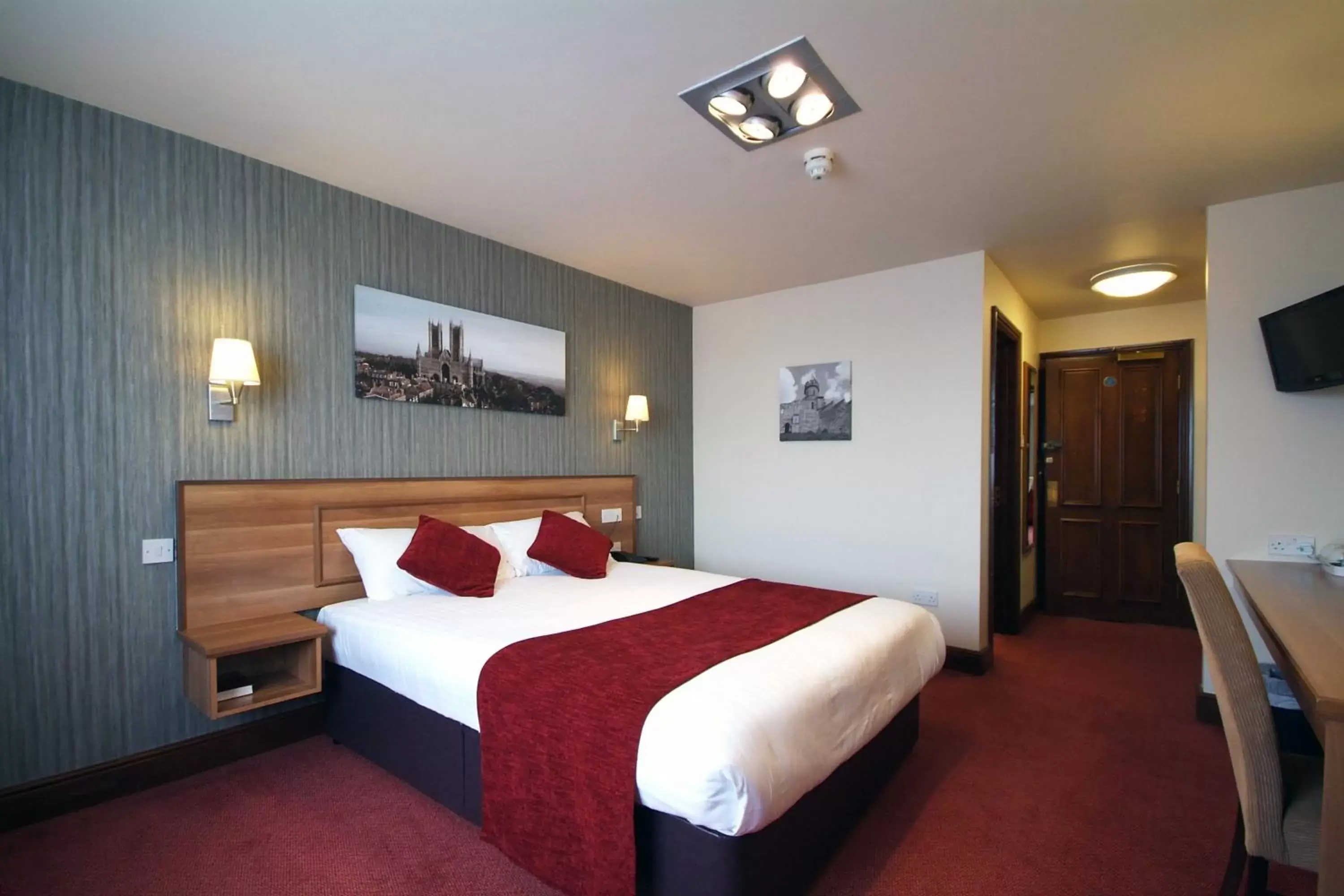 Photo of the whole room, Bed in Windmill Farm Lincoln by Greene King Inns