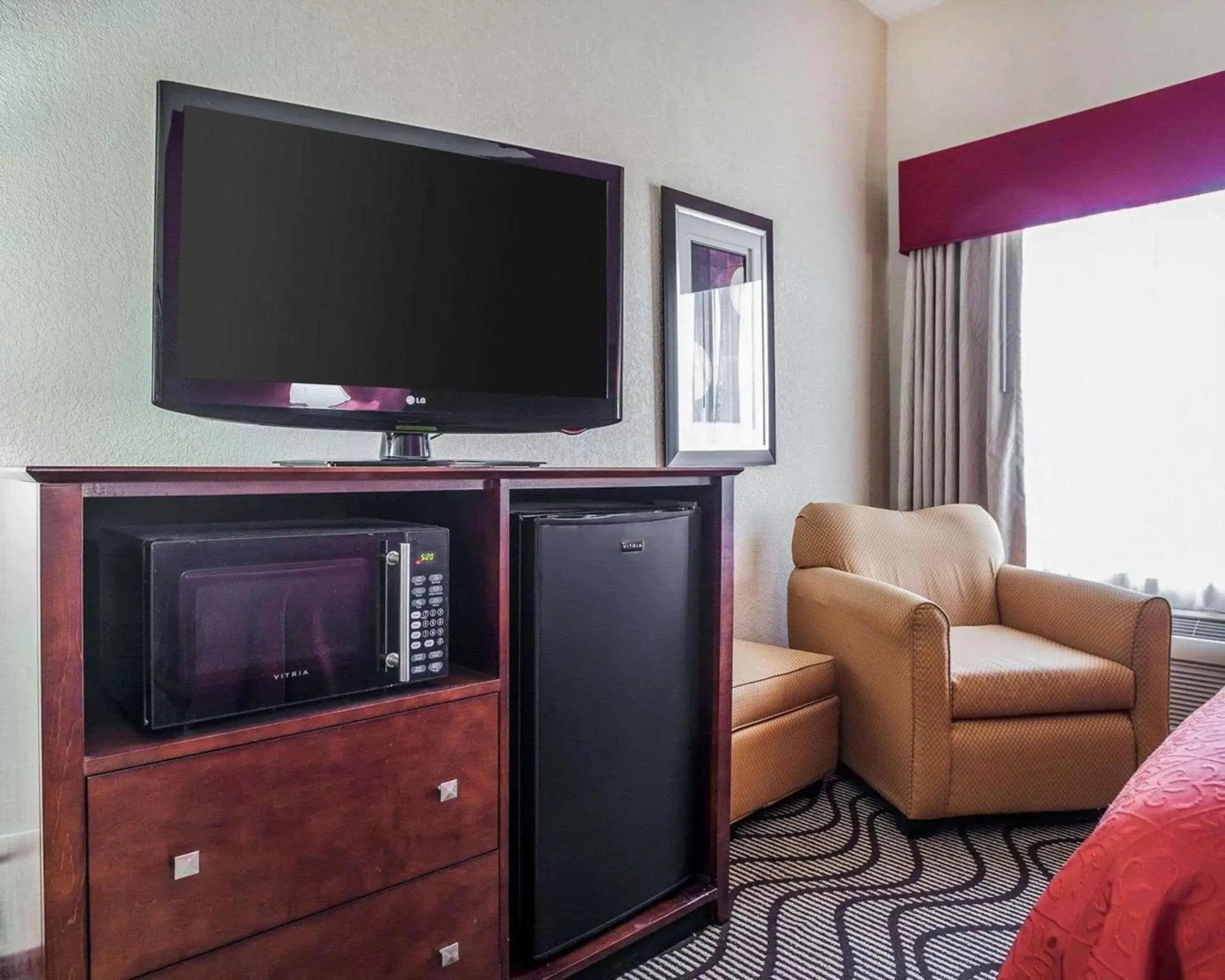Photo of the whole room, TV/Entertainment Center in Quality Inn & Suites Altoona - Des Moines