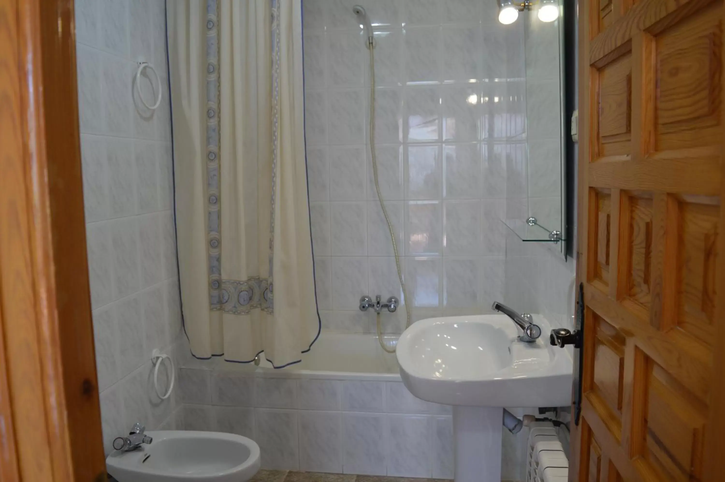 Shower, Bathroom in Hotel Capitolio
