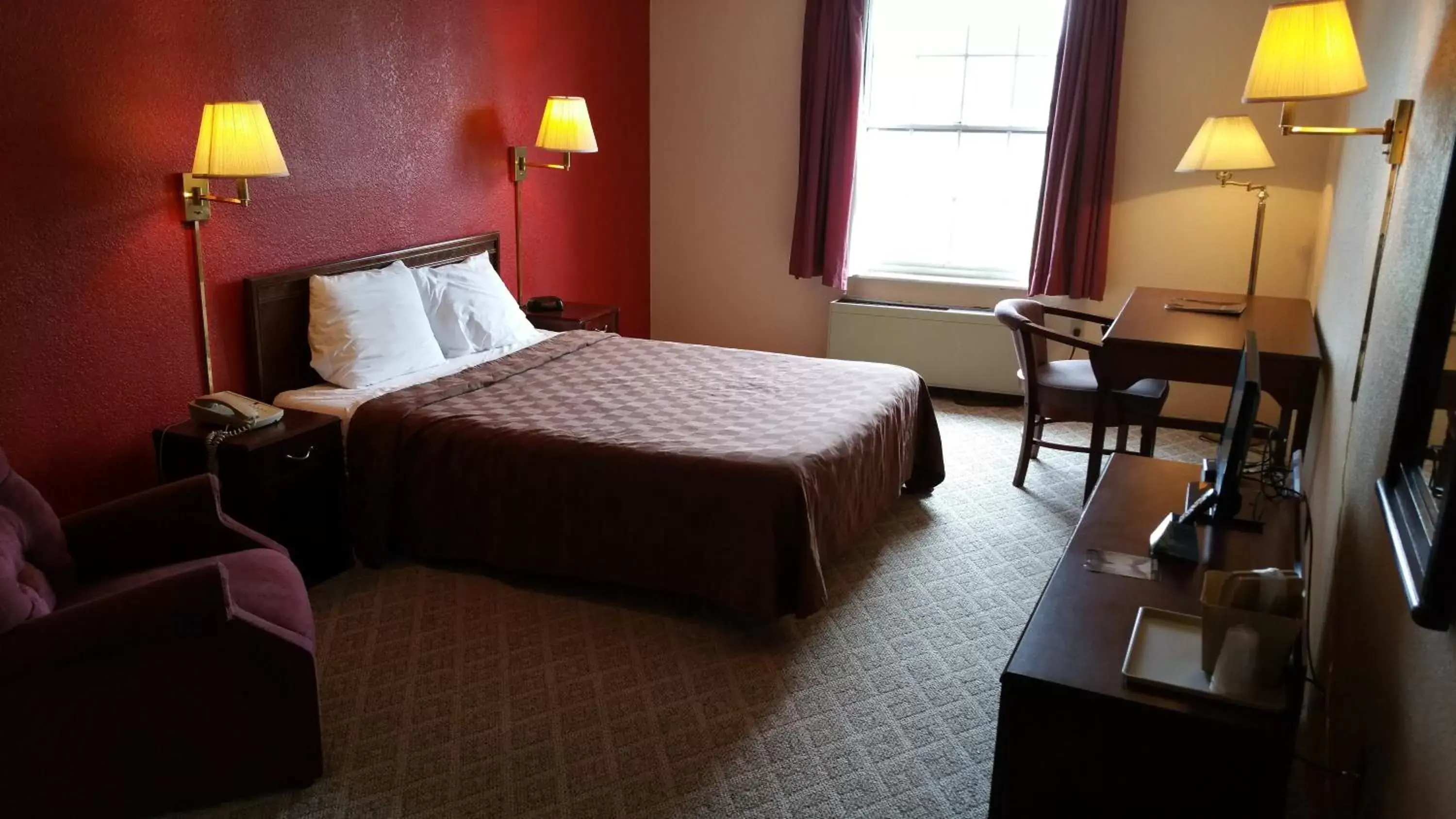 Bedroom, Bed in Americourt Hotel and Suites - Elizabethton