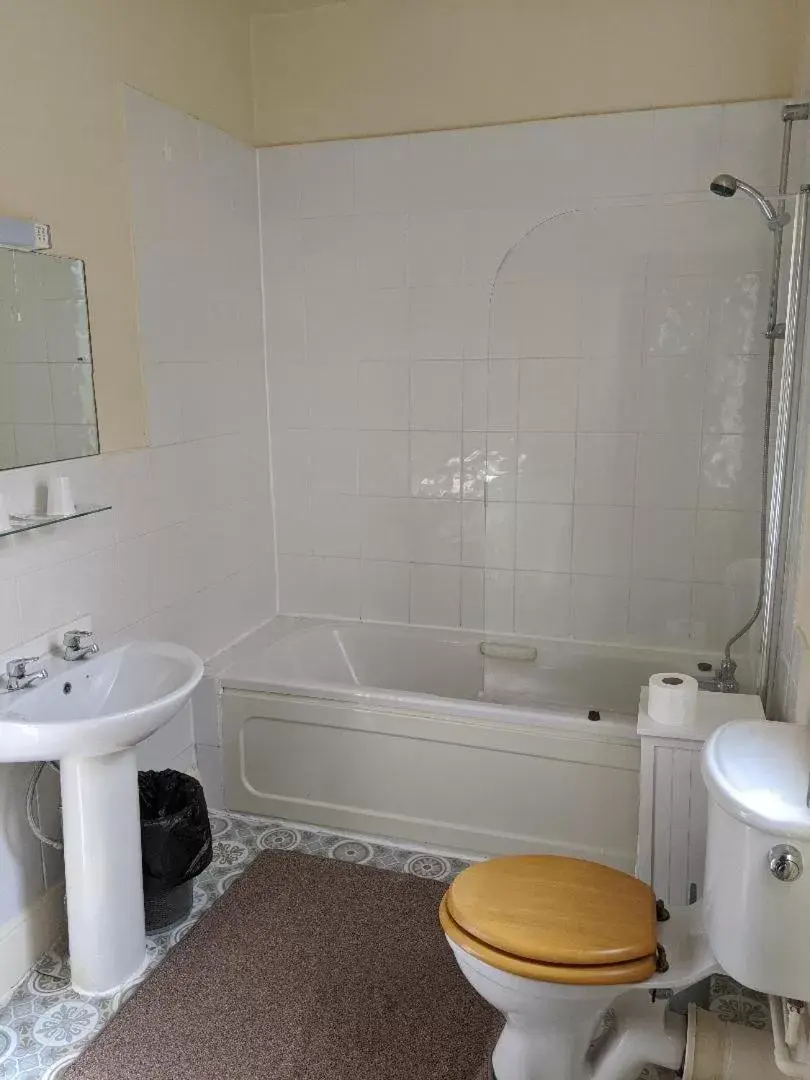 Bath, Bathroom in Balmoral Lodge Hotel