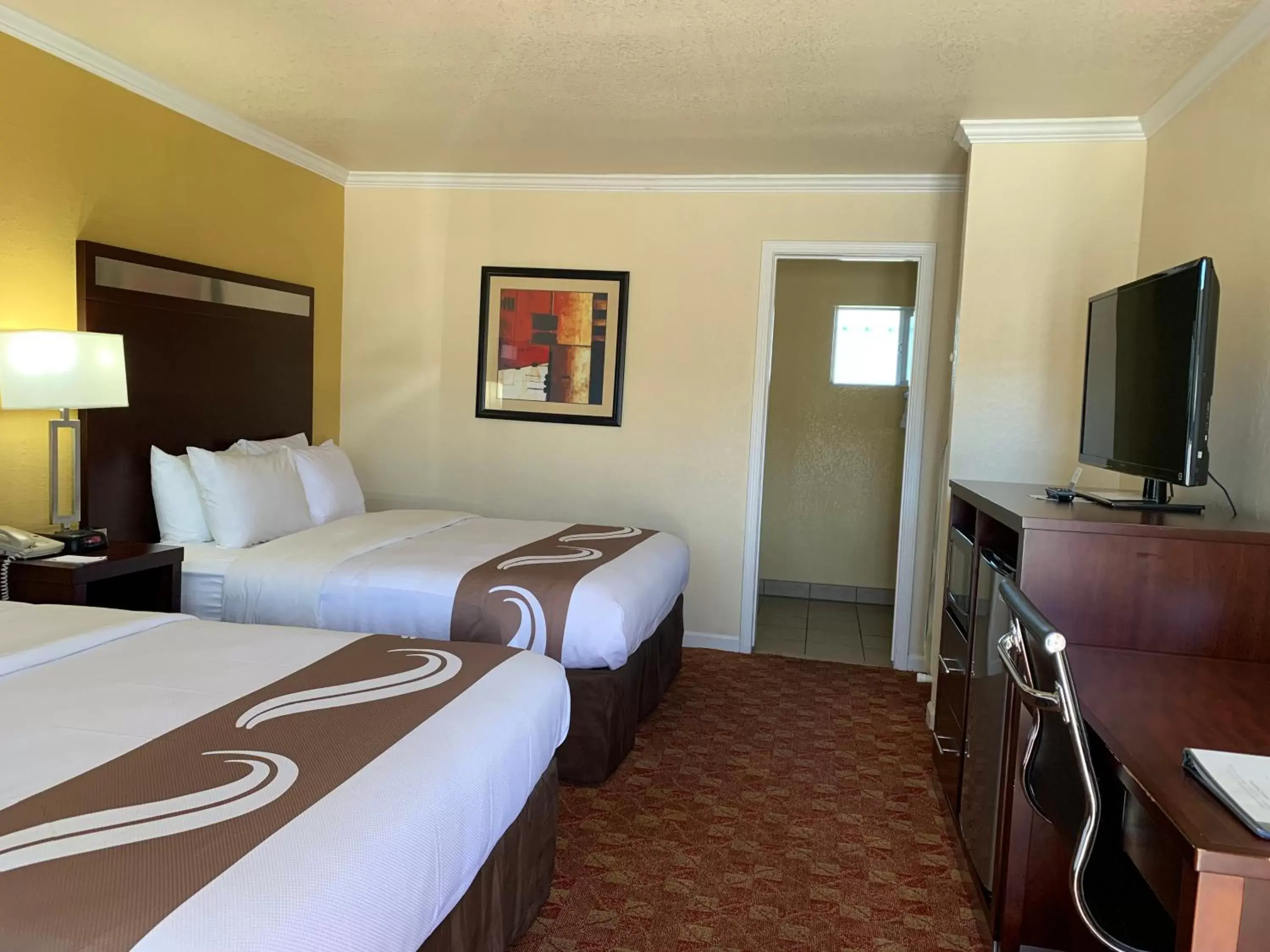 Photo of the whole room, Bed in Quality Inn Ukiah Downtown