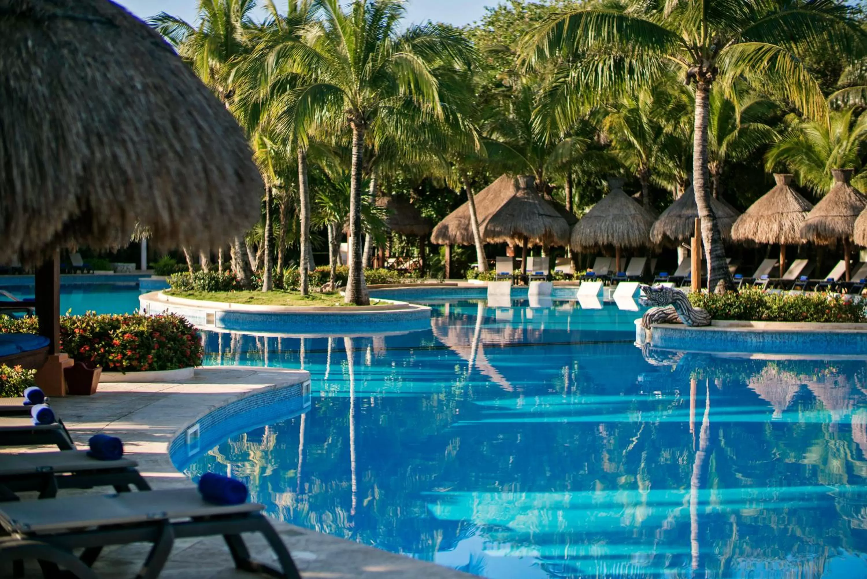 Swimming pool in Iberostar Waves Paraíso Beach - All Inclusive