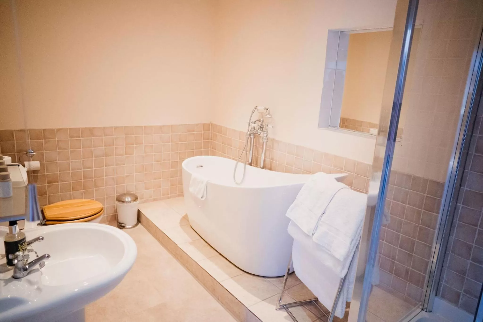 Bathroom in The Cricketers Arms