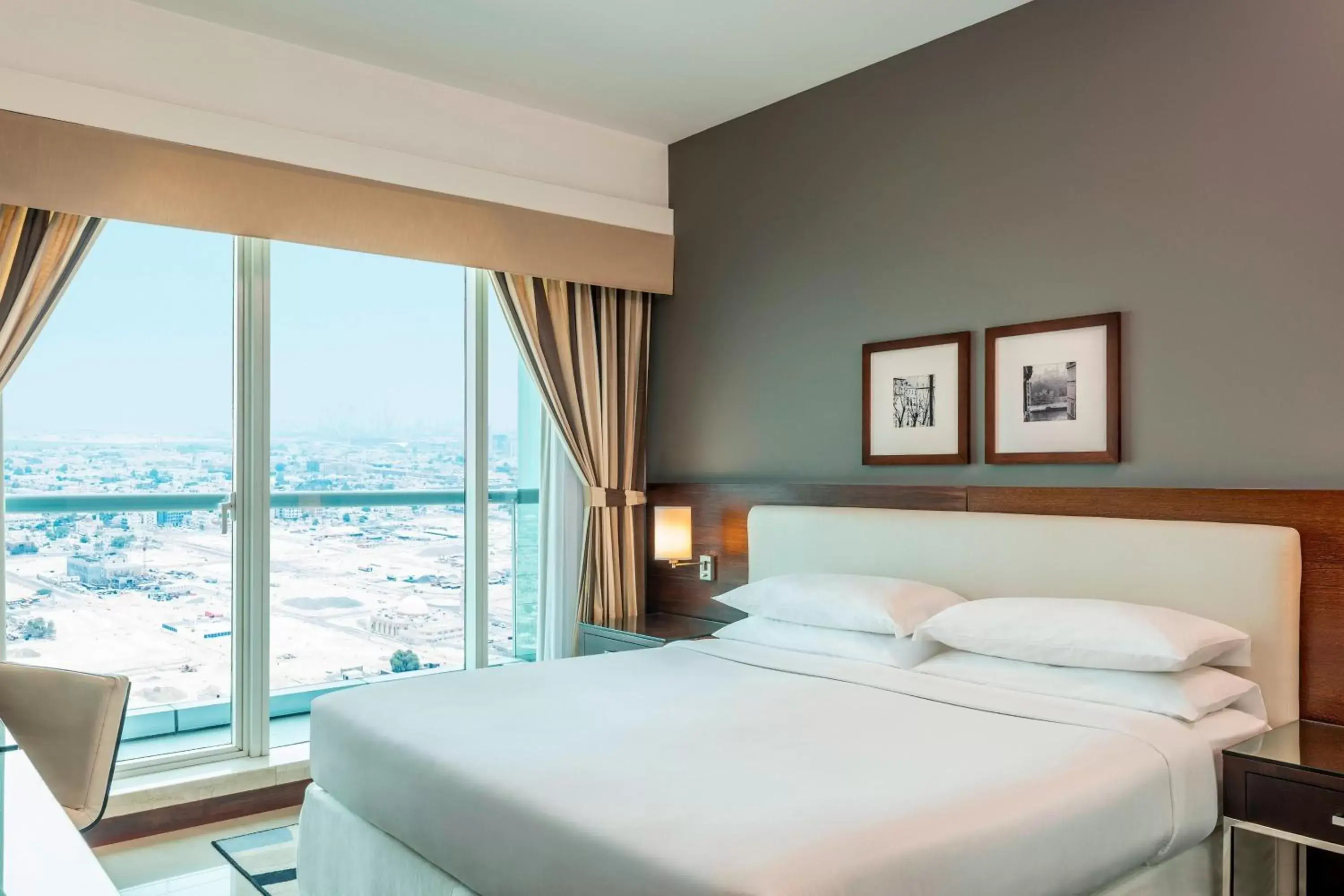 Photo of the whole room, Bed in Four Points by Sheraton Sheikh Zayed Road