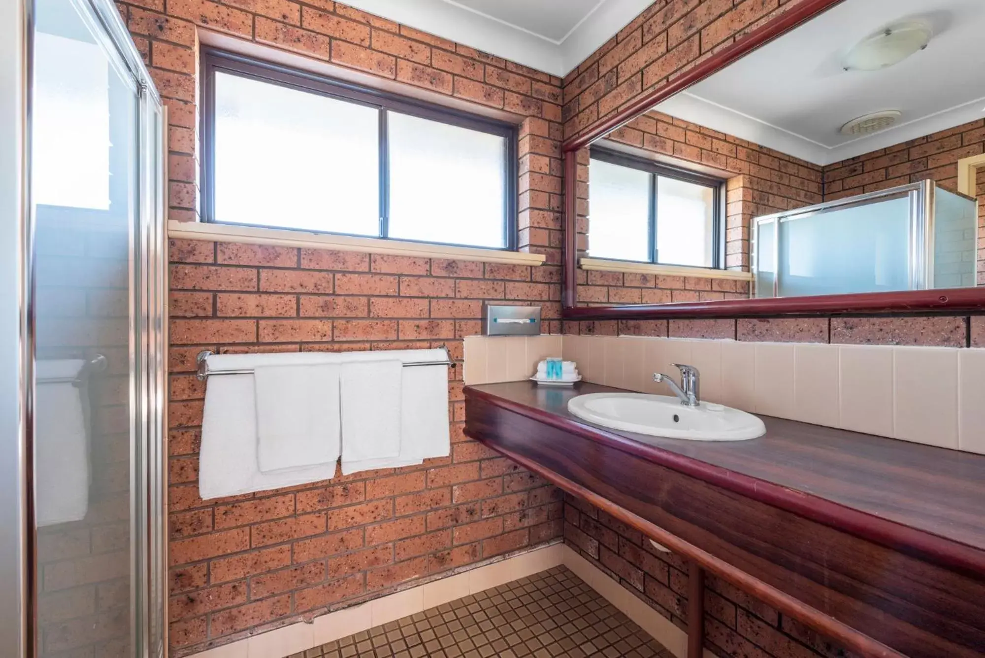 Bathroom in Bomaderry Motor Inn