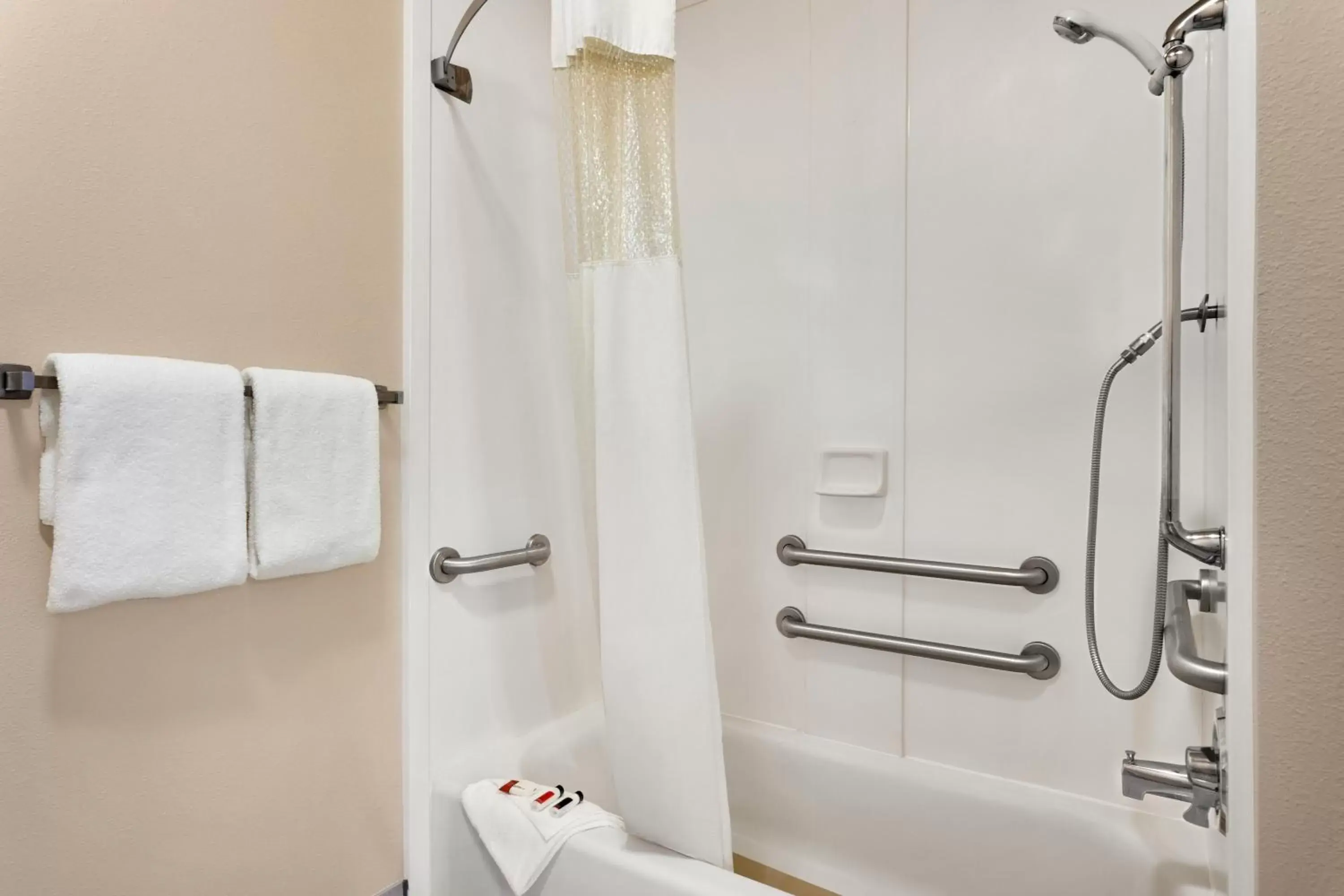 Queen Room with Two Queen Beds - Mobility Access/Non-Smoking in Baymont by Wyndham Ft. Leonard/Saint Robert Queen Room with Two Queen Beds - Mobility Access/Non-Smoking in Baymont by Wyndham Ft. Leonard/Saint Robert