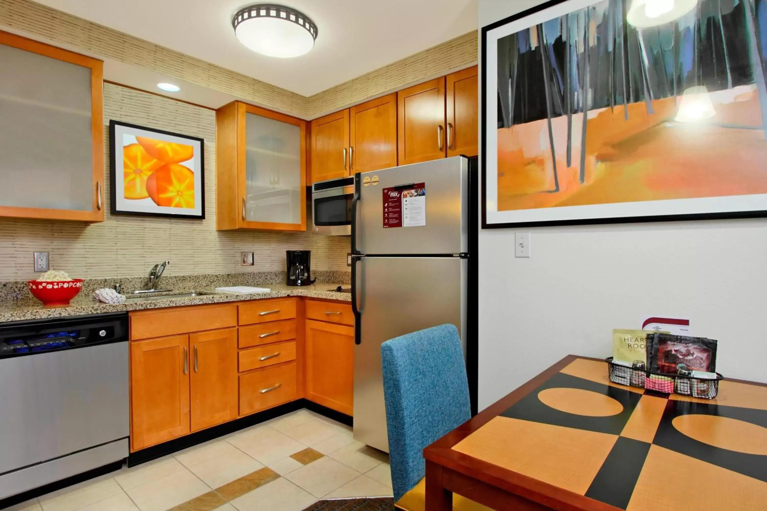 Kitchen or kitchenette, Kitchen/Kitchenette in Residence Inn Phoenix Glendale Sports & Entertainment District