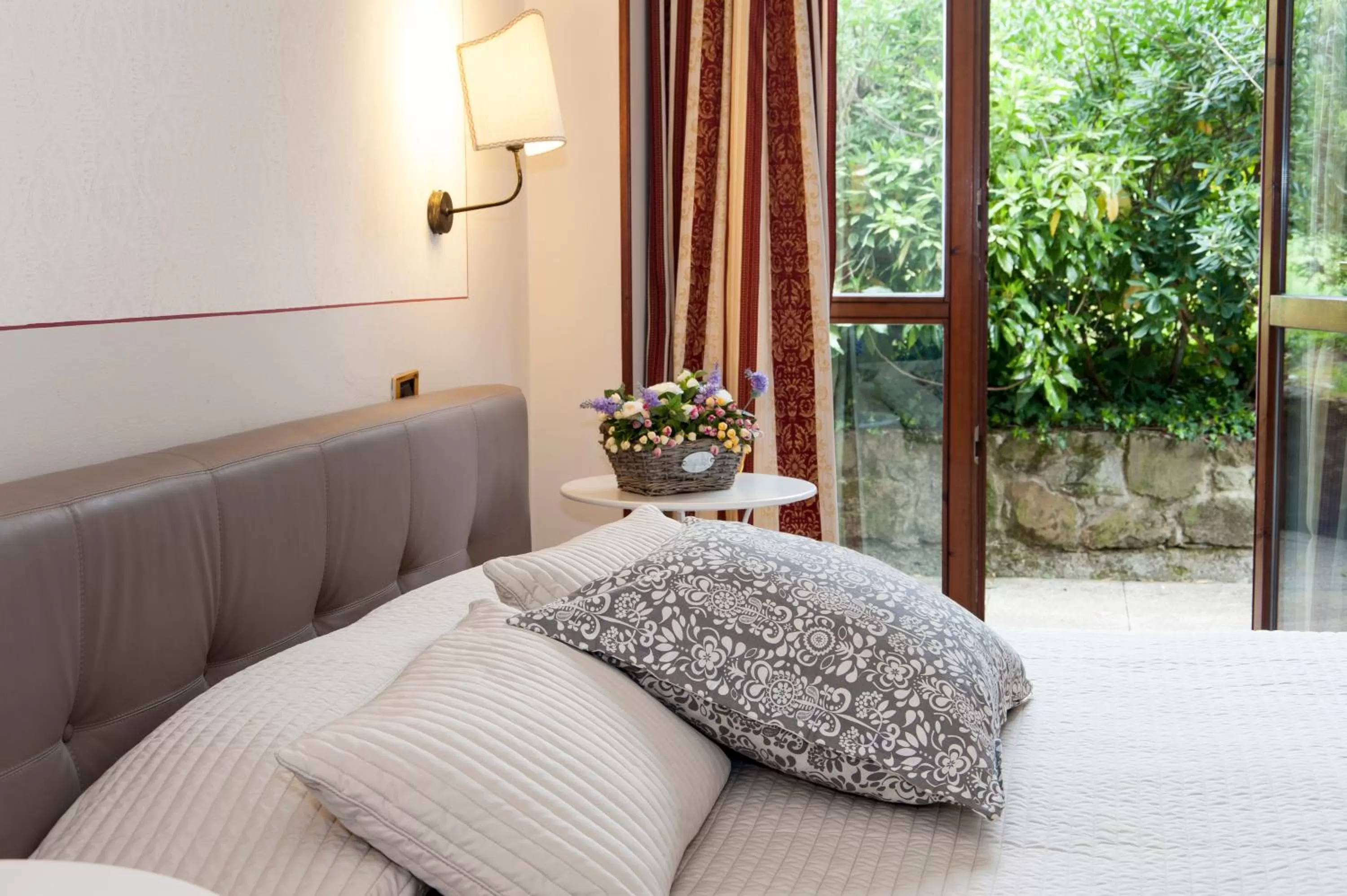 Balcony/Terrace, Bed in Hotel Monti