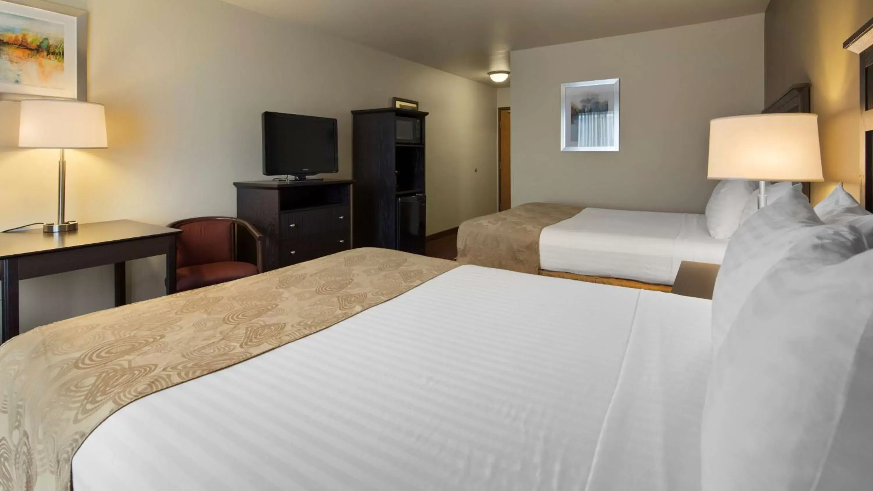 Photo of the whole room, Bed in Best Western Legacy Inn & Suites Beloit/South Beloit