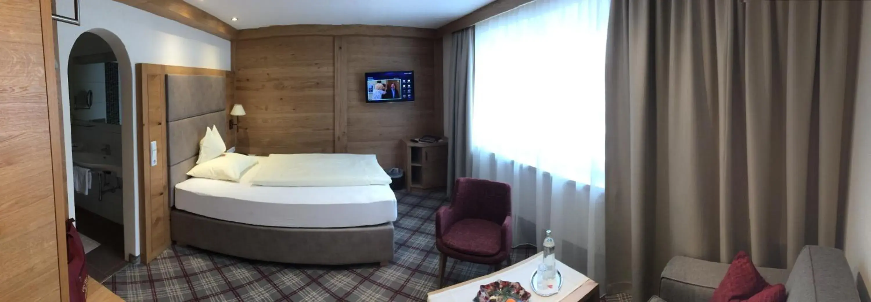 Photo of the whole room, Bed in Parkhotel Seefeld
