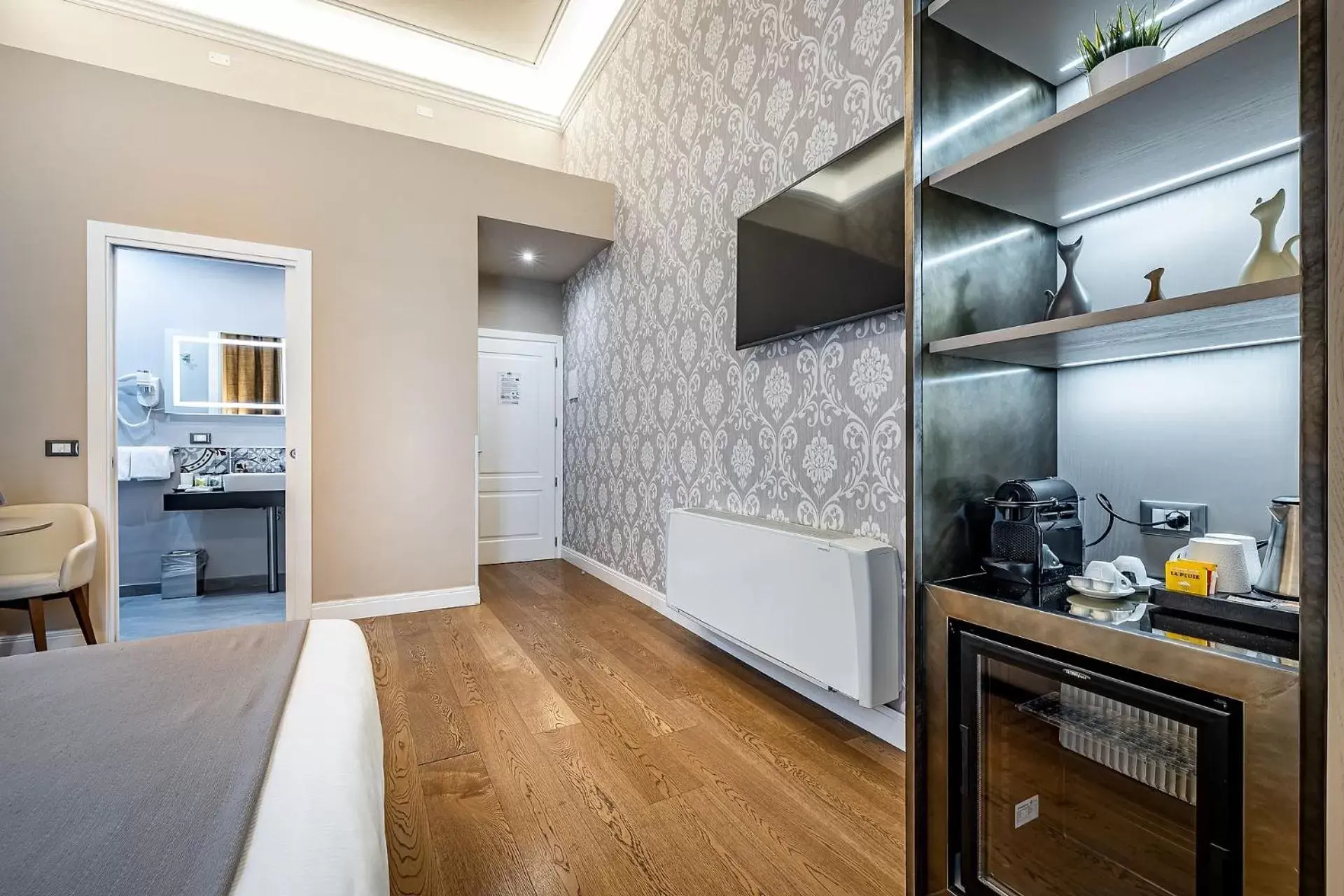 Bedroom, Kitchen/Kitchenette in Martelli 6 Suite & Apartments