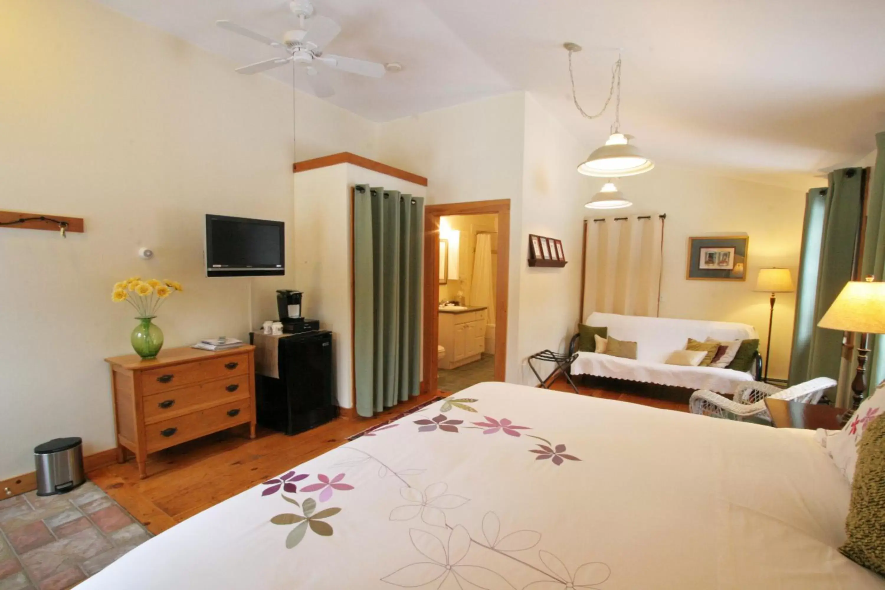 King Room with View in Old Saco Inn King Room with View in Old Saco Inn