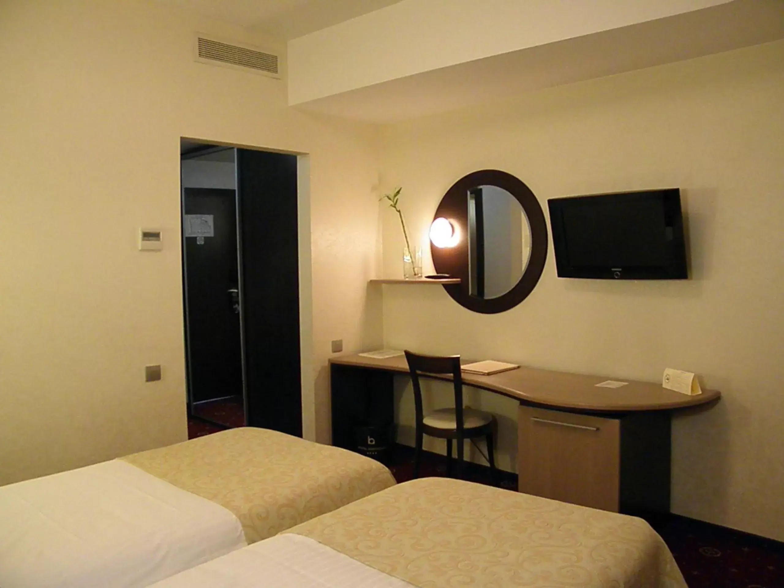 Bed, TV/Entertainment Center in Hotel Berthelot
