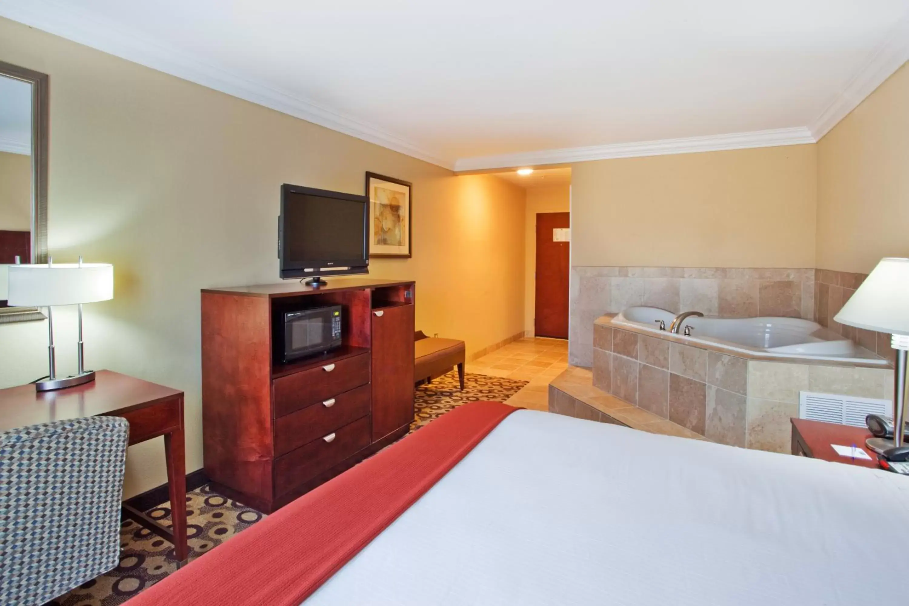 Photo of the whole room, TV/Entertainment Center in Holiday Inn Express Hotel & Suites Macon-West, an IHG Hotel