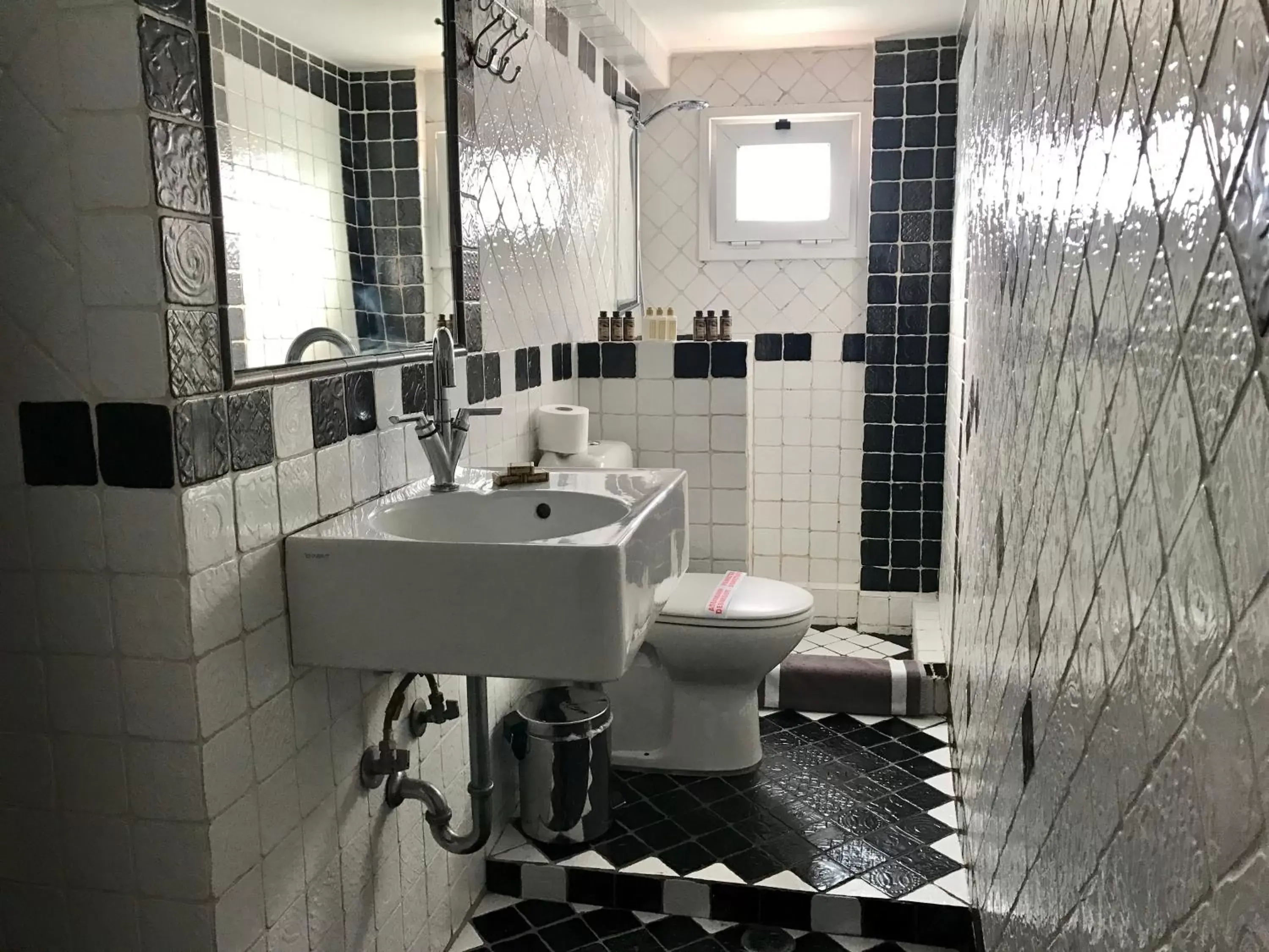 Bathroom in Mc Queen Rooms & Apartments