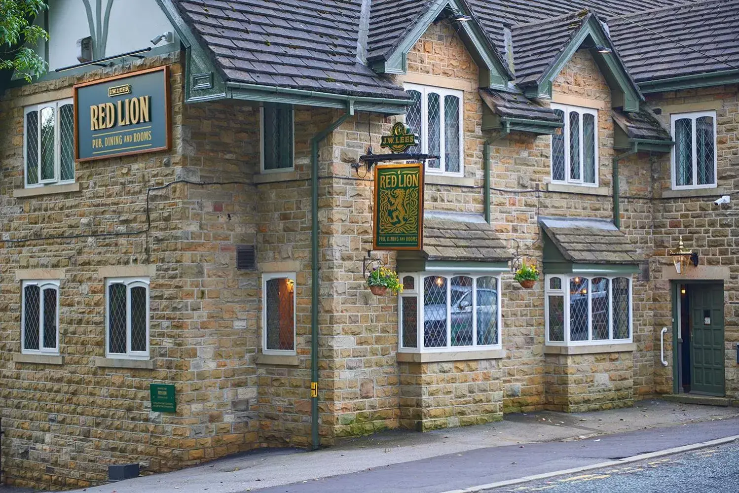 Property Building in The Red Lion Hawkshaw