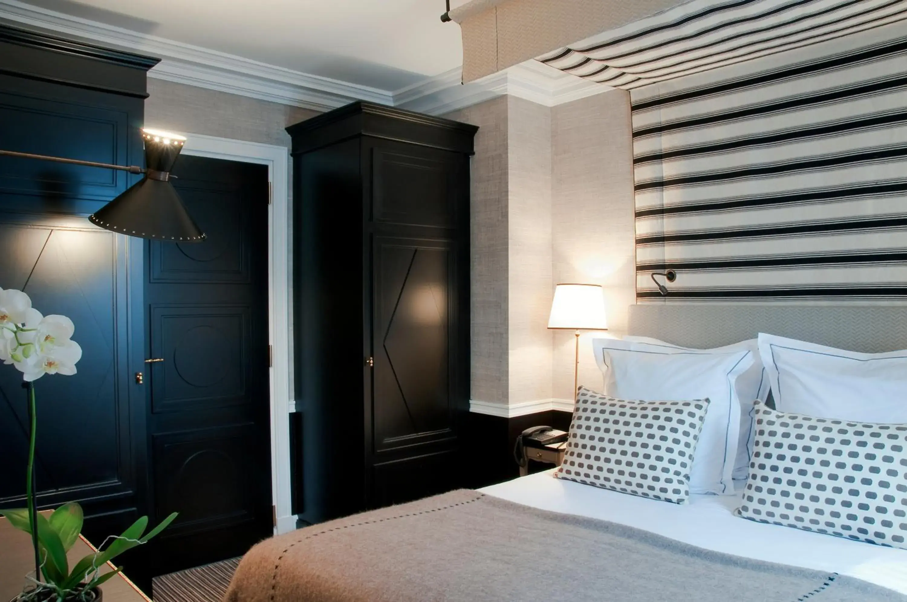 Photo of the whole room, Bed in Hôtel Recamier