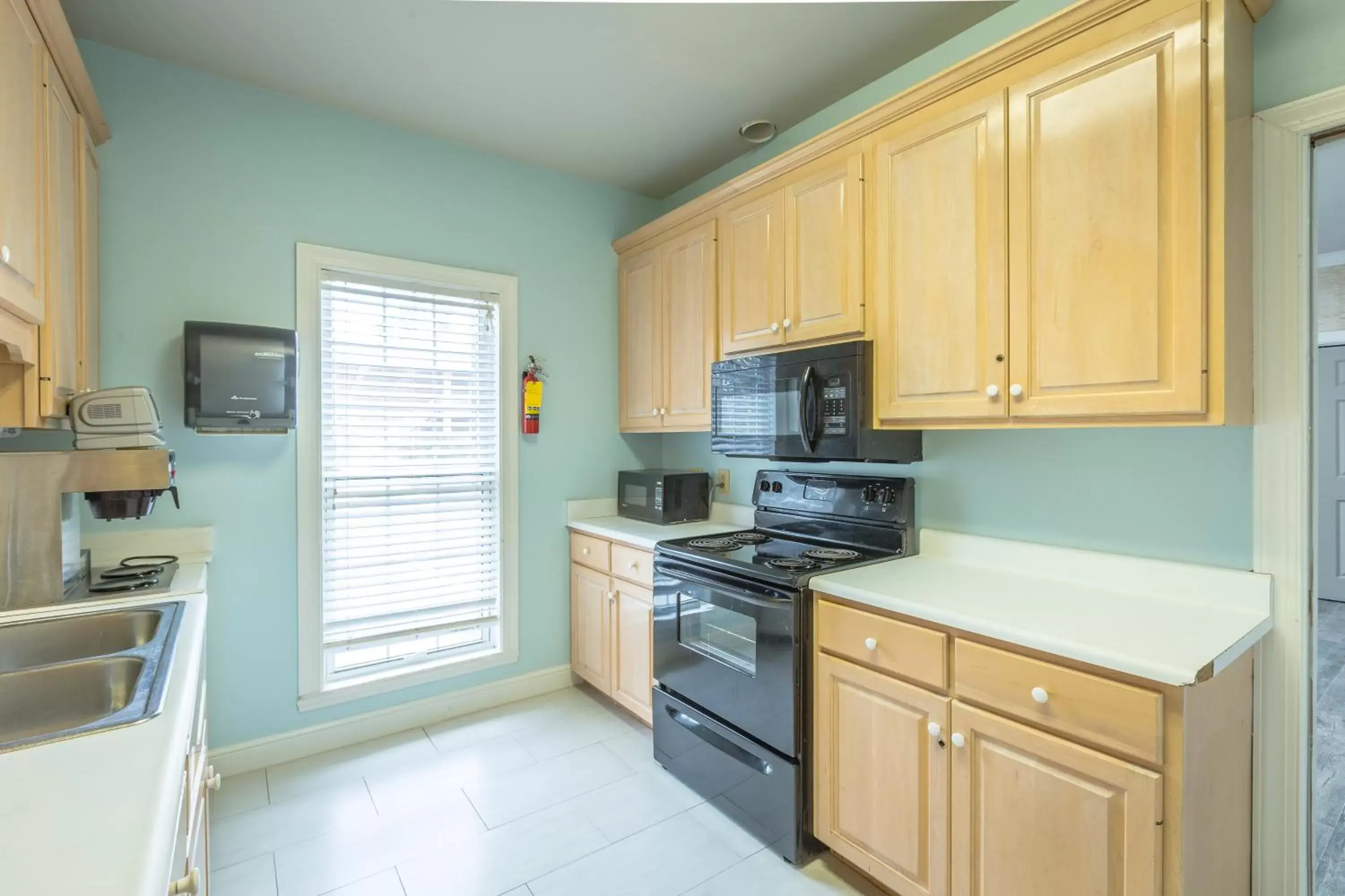 Kitchen or kitchenette, Kitchen/Kitchenette in Best Western Plus St. Simons