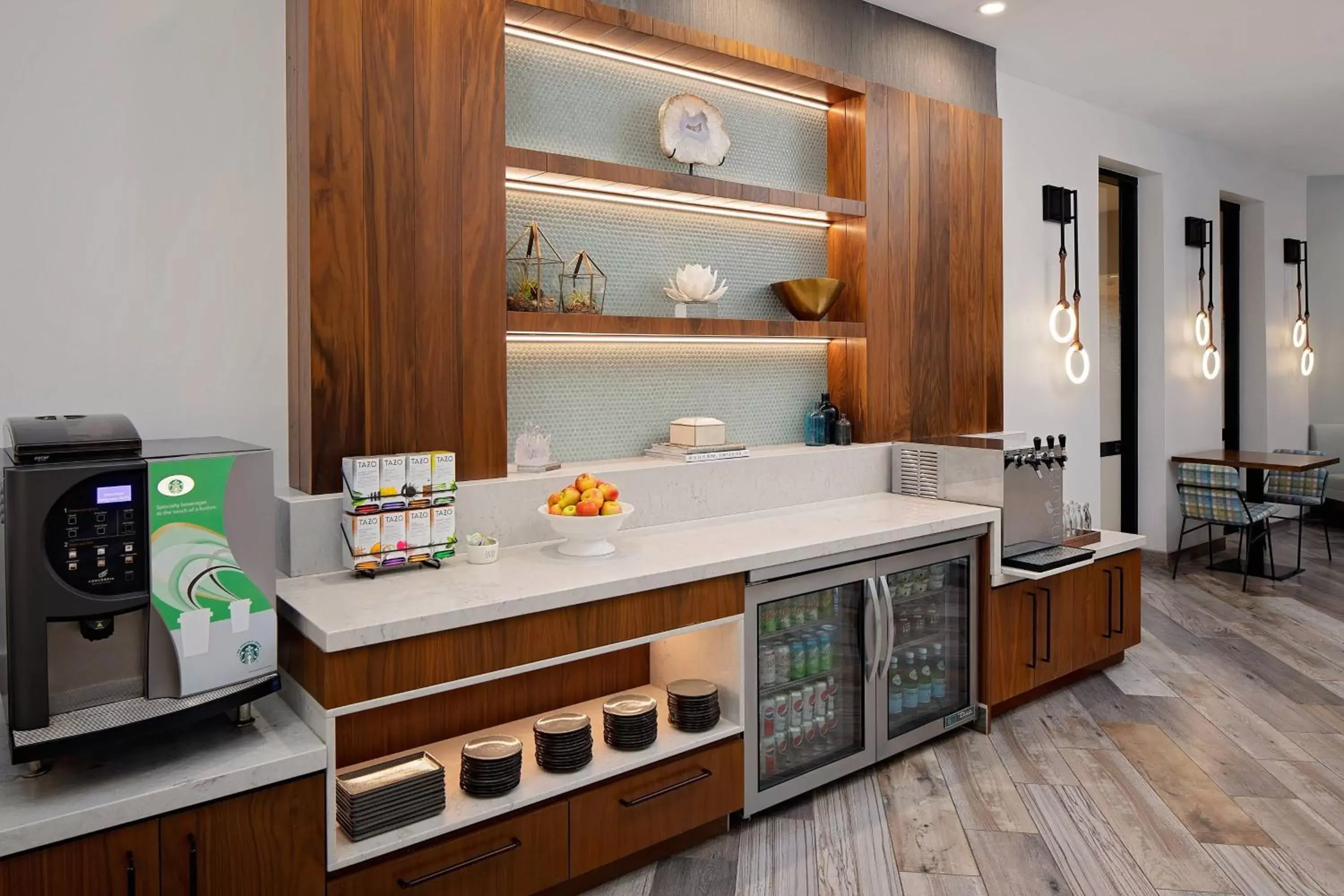 Lounge or bar, Kitchen/Kitchenette in Pleasanton Marriott