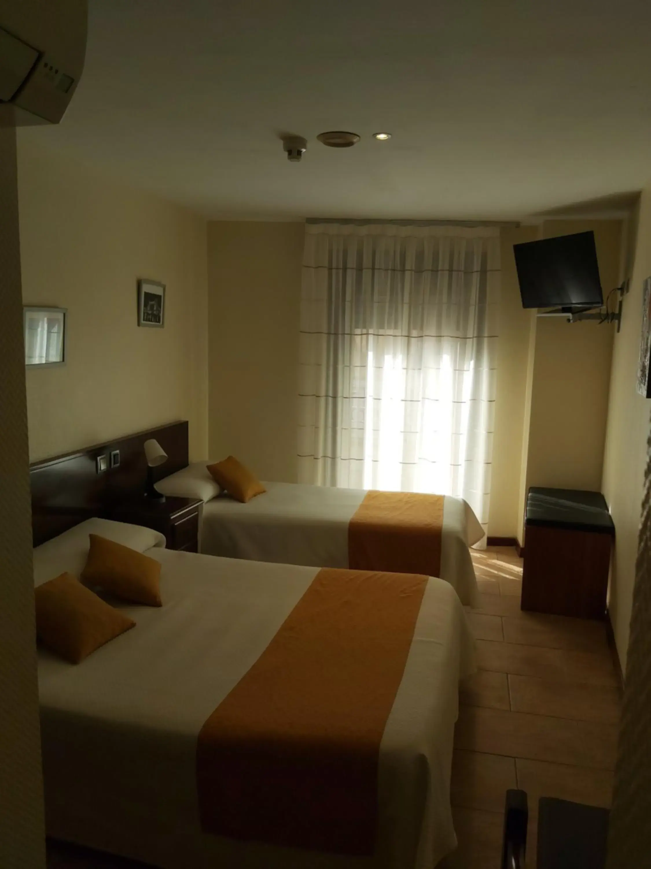 Photo of the whole room, Bed in Hotel Complutense