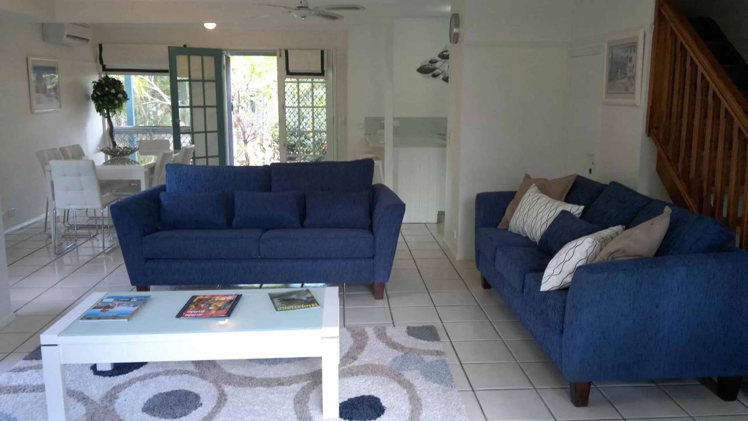 Photo of the whole room, Seating Area in Coral Beach Noosa Resort