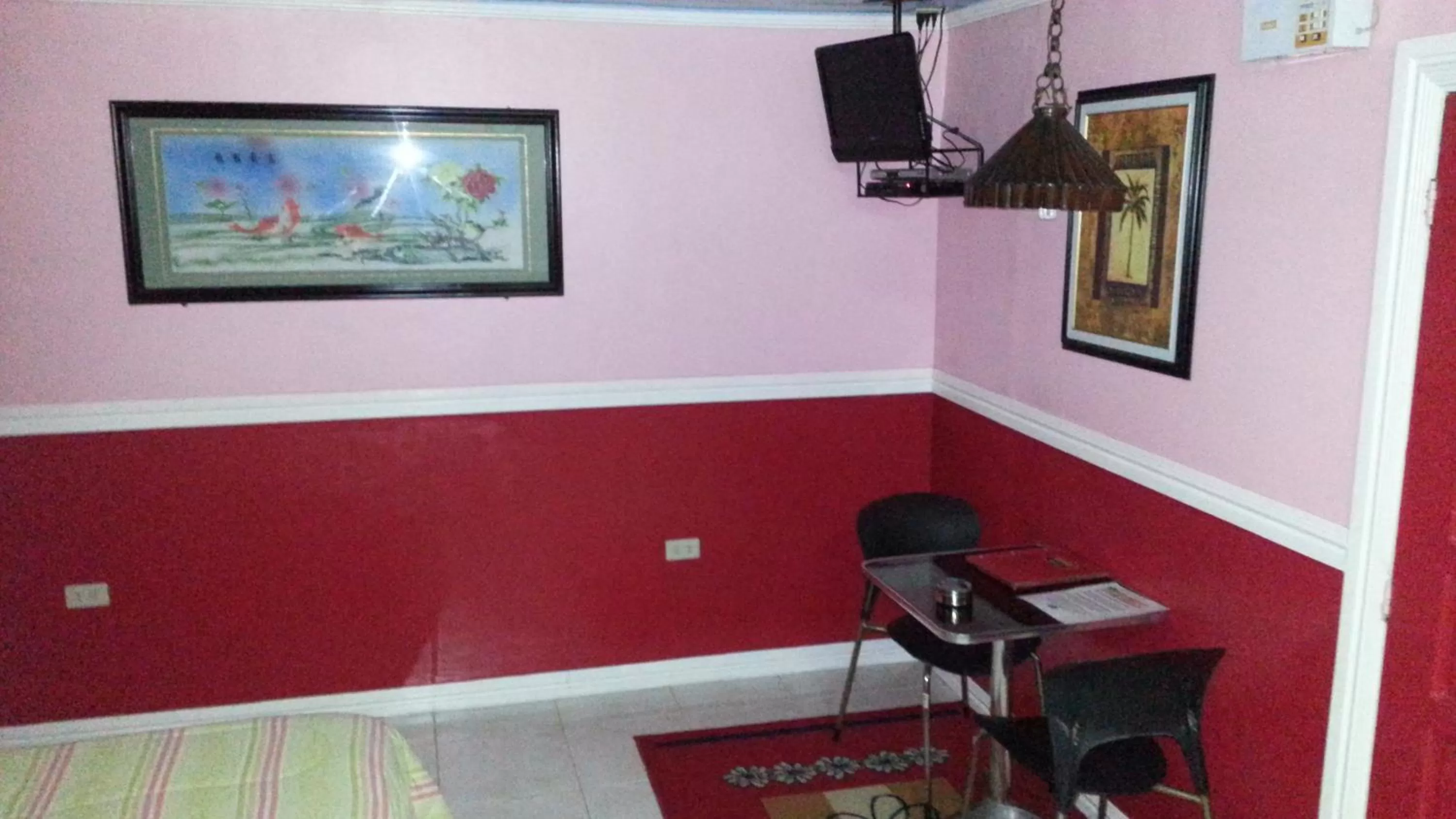 TV and multimedia in Kokomos Hotel and Restaurant