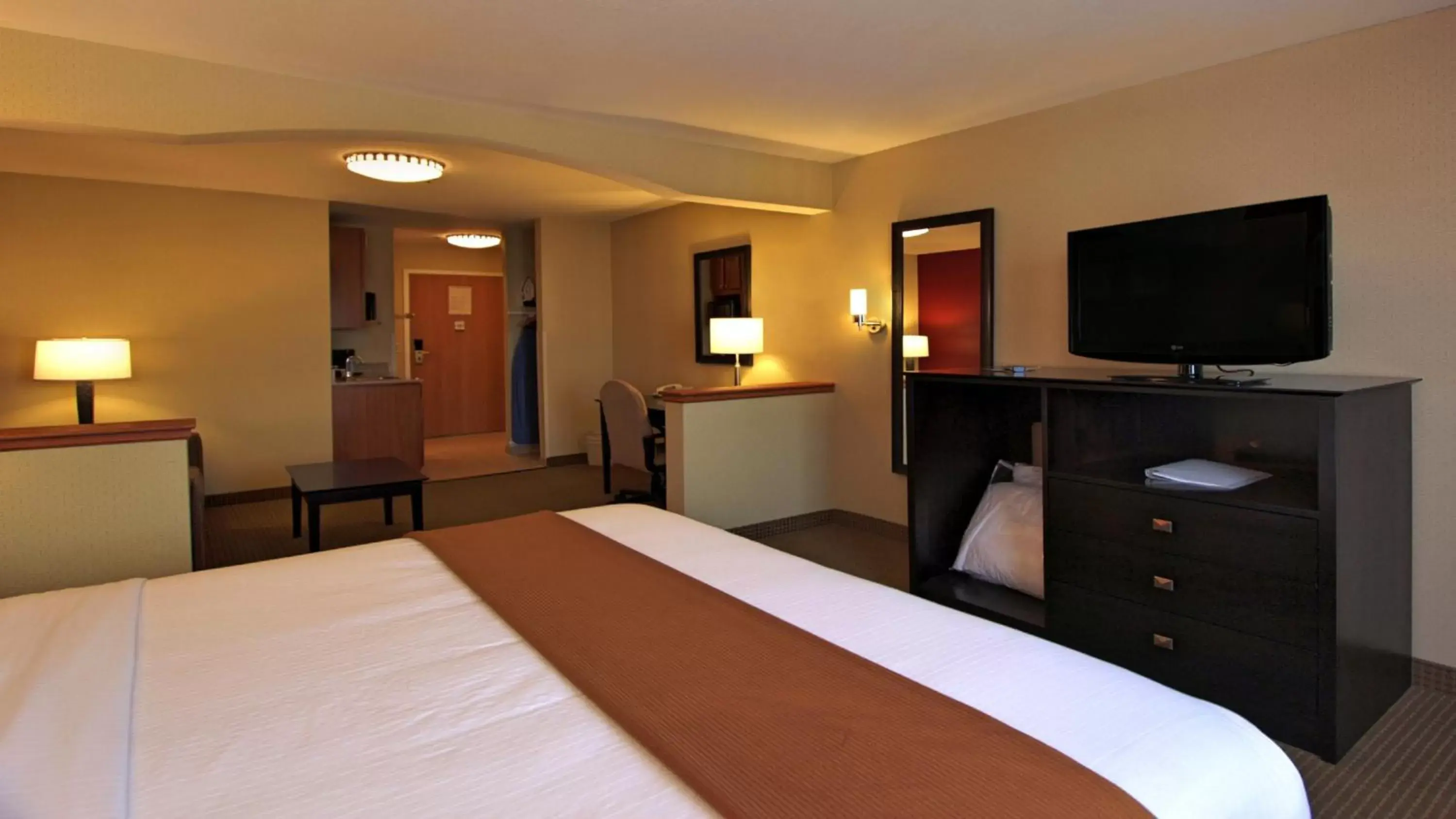 Photo of the whole room, Bed in Holiday Inn Express Hotel & Suites Defiance, an IHG Hotel