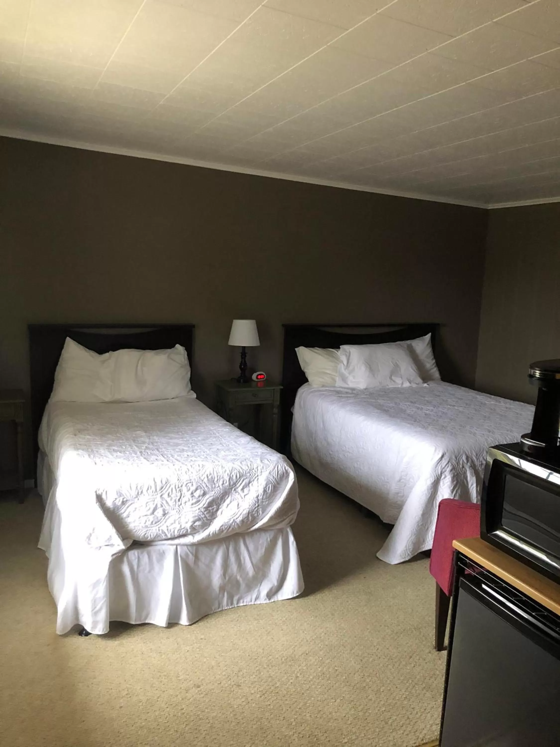 Bed in Oakes Oramel Inn